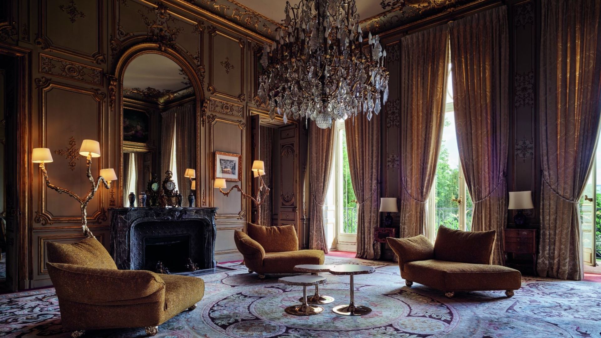  Standway, Ines e Cicladi. Tre chaise longue del divano con piede Pepita e rivestimento Pure Gold della collezione Minerals, insieme alla lampada dorata e ai tavoli di alabastro, arredano il prezioso Salone delle Allegorie. 