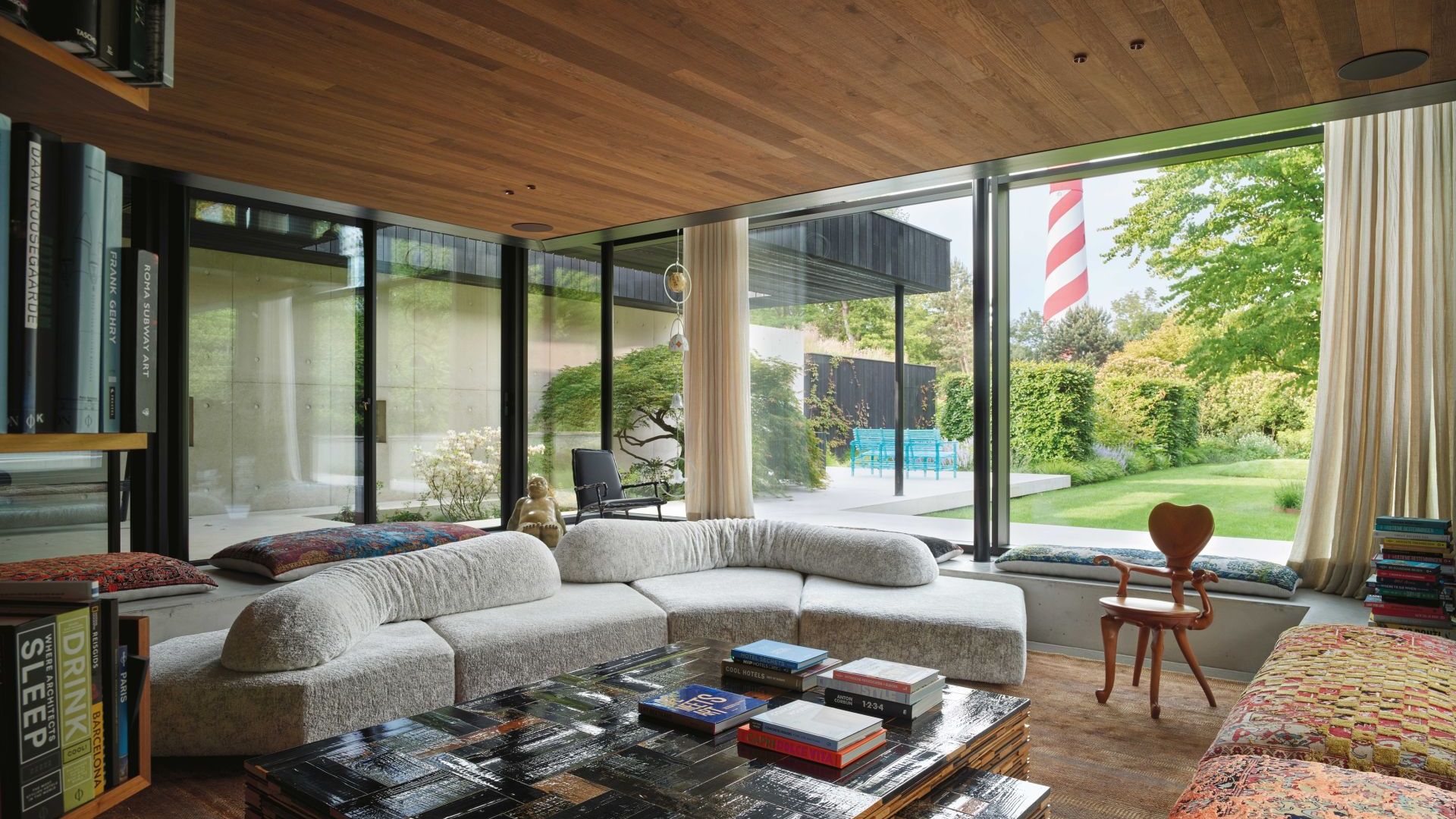   On the Rocks.  Il divano apre, nel soggiorno della villa, una visuale a 360 gradi sul paesaggio. Insieme le opere di Maarten Baas, Piet Hein Eek e Anton Gaud&igrave;. 