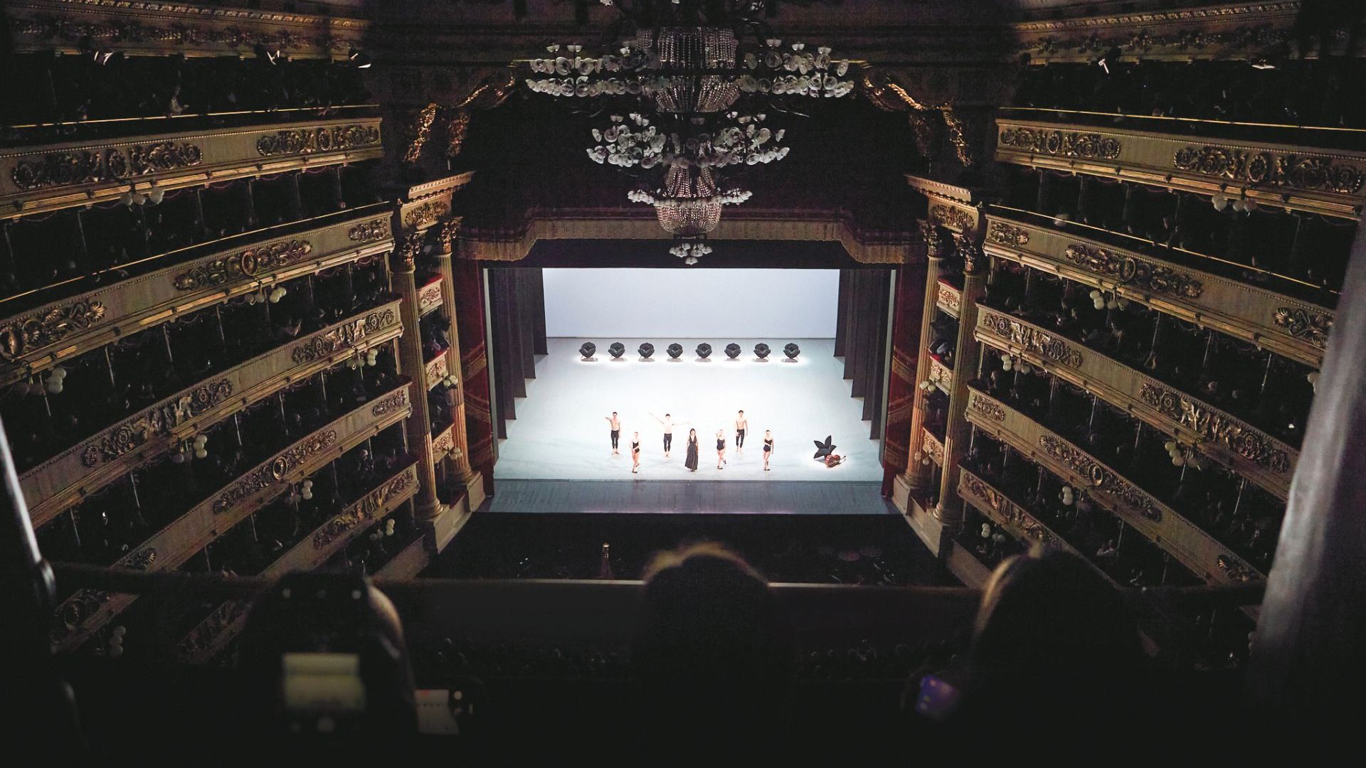  Teatro alla Scala.&nbsp;Un&rsquo;immagine del balletto &ldquo;Largo: giardino con la luna piena&rdquo;, ideato da Matteo Levaggi con suggestione scenografica dell&rsquo;artista Samantha Stella. 