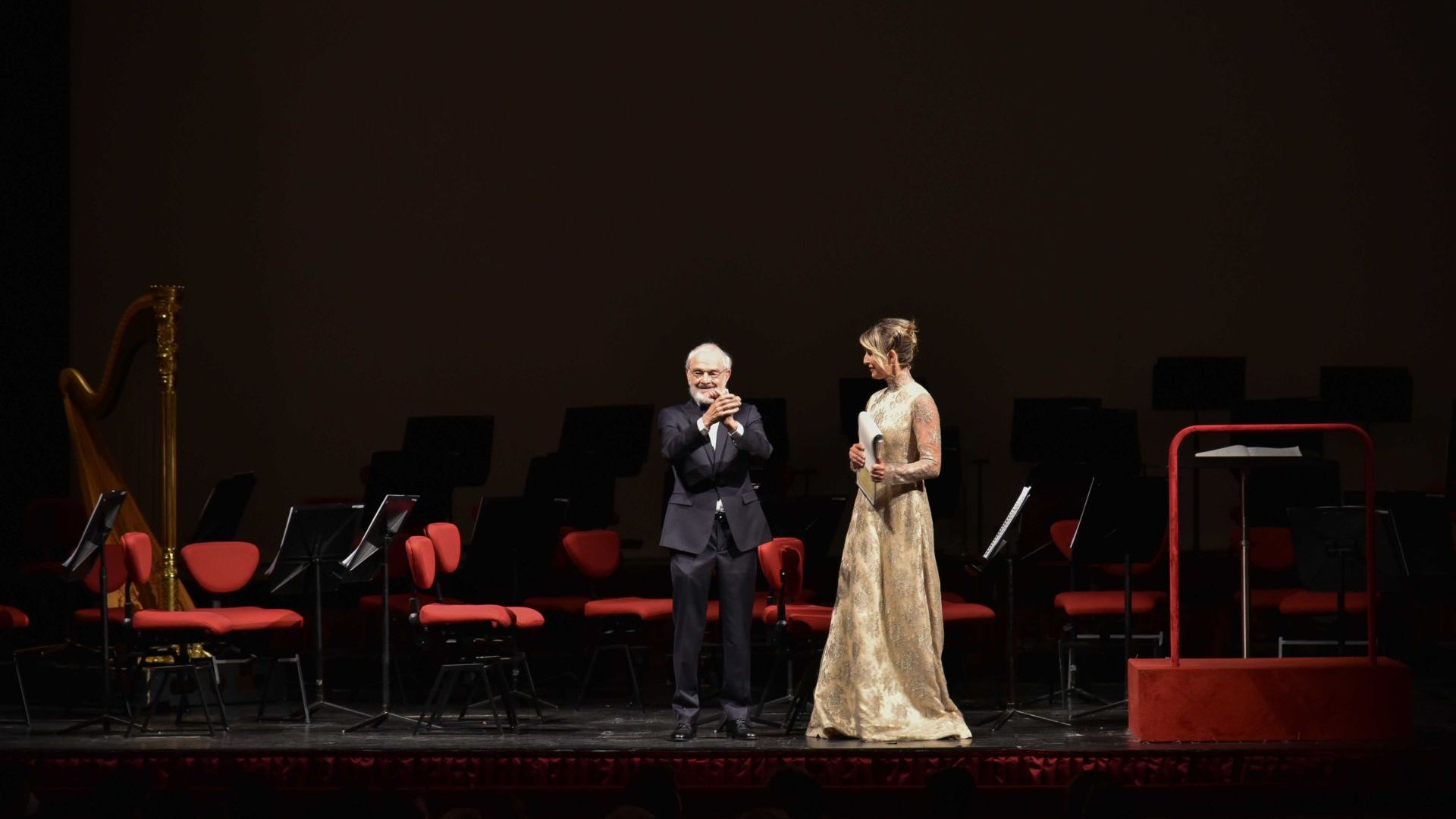  Th&eacute;&acirc;tre de la Scala. Quelques clich&eacute;s de la Soir&eacute;e d'Honneur. Sur la page pr&eacute;c&eacute;dente, les invit&eacute;s dans le hall. Sur cette page la cl&ocirc;ture du concert avec une projection des &oelig;uvres de Giovanni Gastel. Sur la page suivante, une image de l'interview vid&eacute;o de Francesco Binfar&eacute;. 