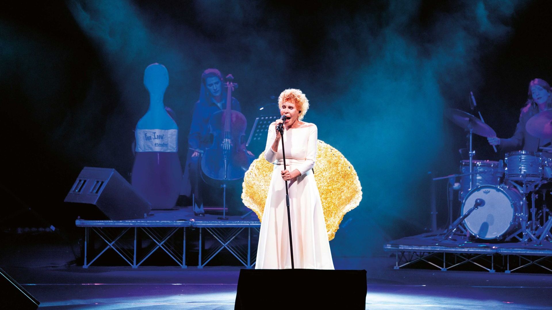  Ornella Vanoni insieme alla poltrona Margherita sul palco dei concerti &ldquo;Le donne e la musica&rdquo;, importante tour italiano tra il 2022 e 2023. 