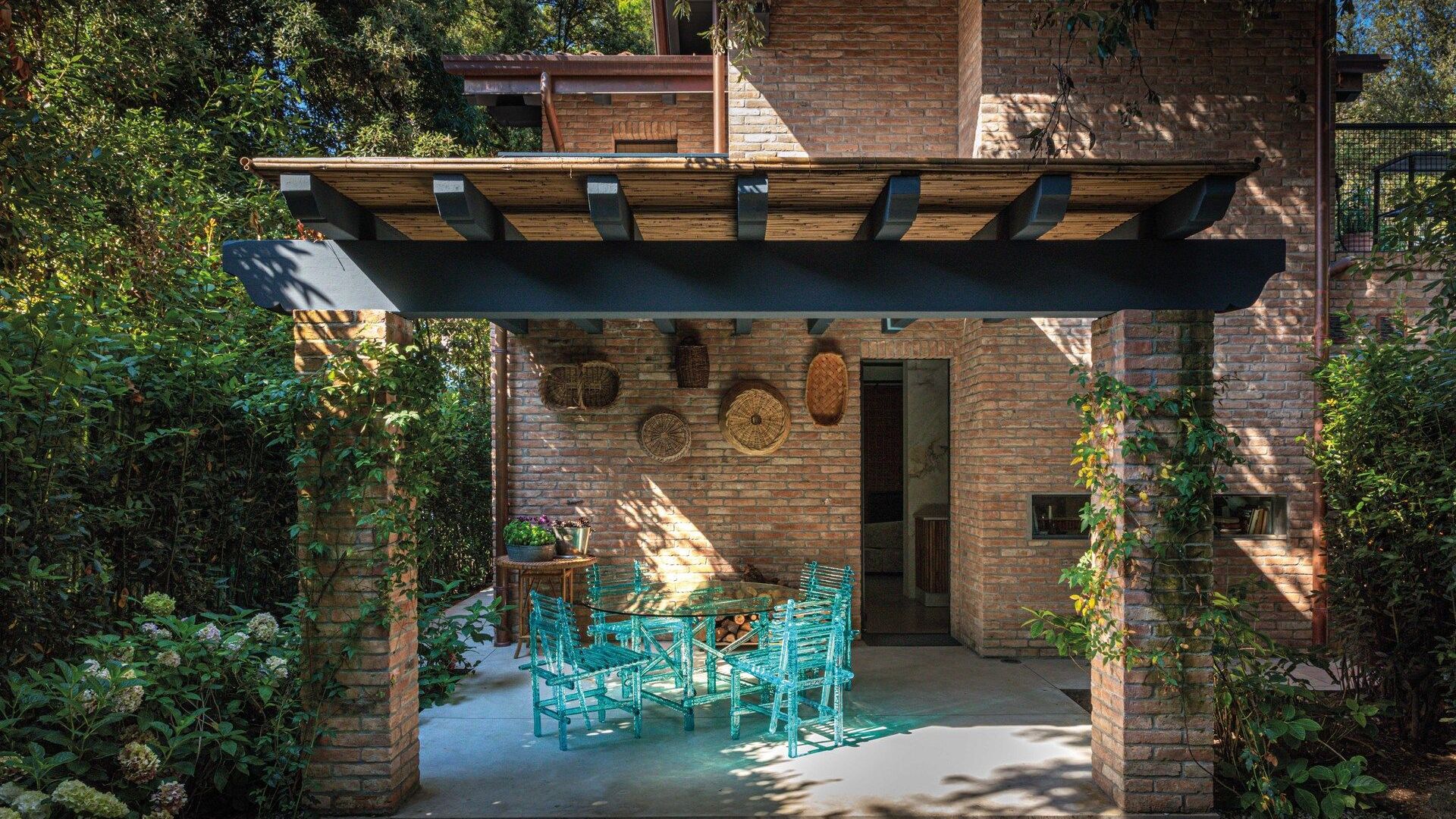   A'mare . Le sedie e il tavolo da pranzo nel patio che d&agrave; sulla cucina. 
