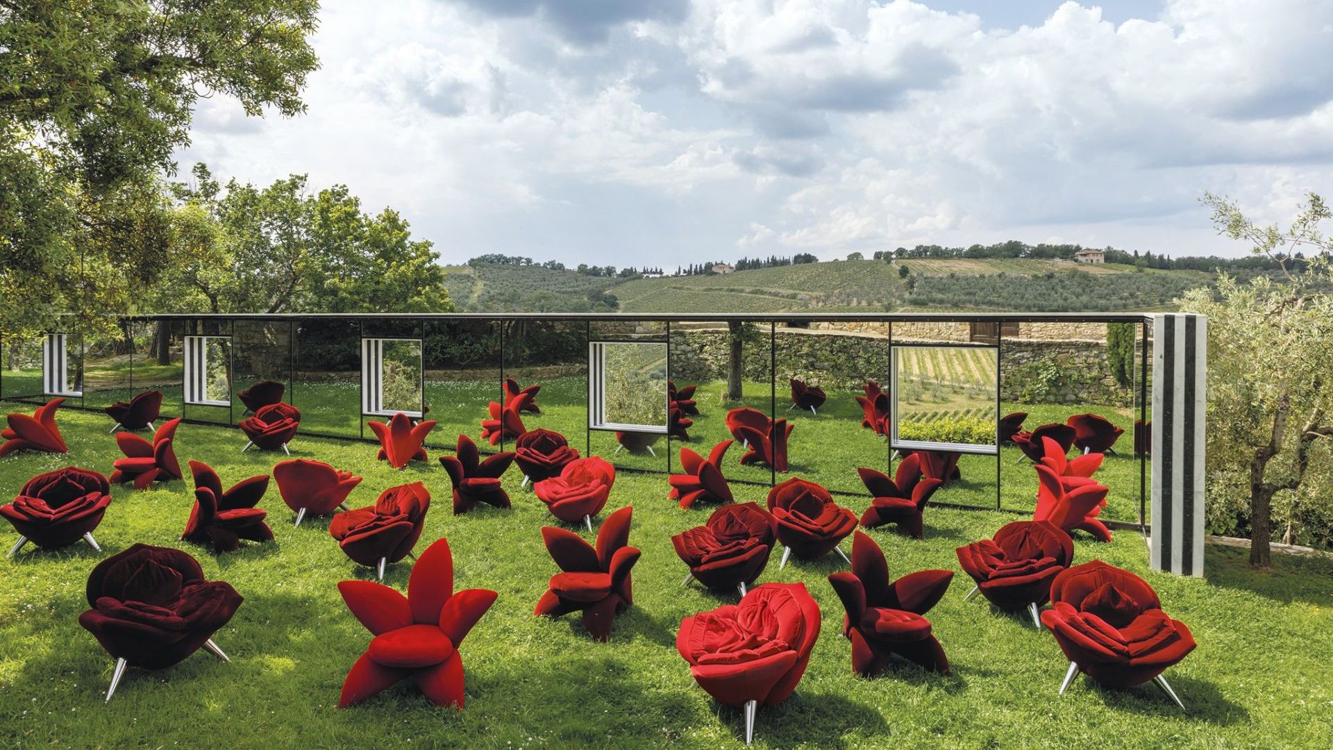   Rose Chair  e&nbsp; Getsuen  It blooms in the garden of the work "On the vineyards: points of view" by Daniel Buren: a hall of open -air holidays from which to admire the landscape. 