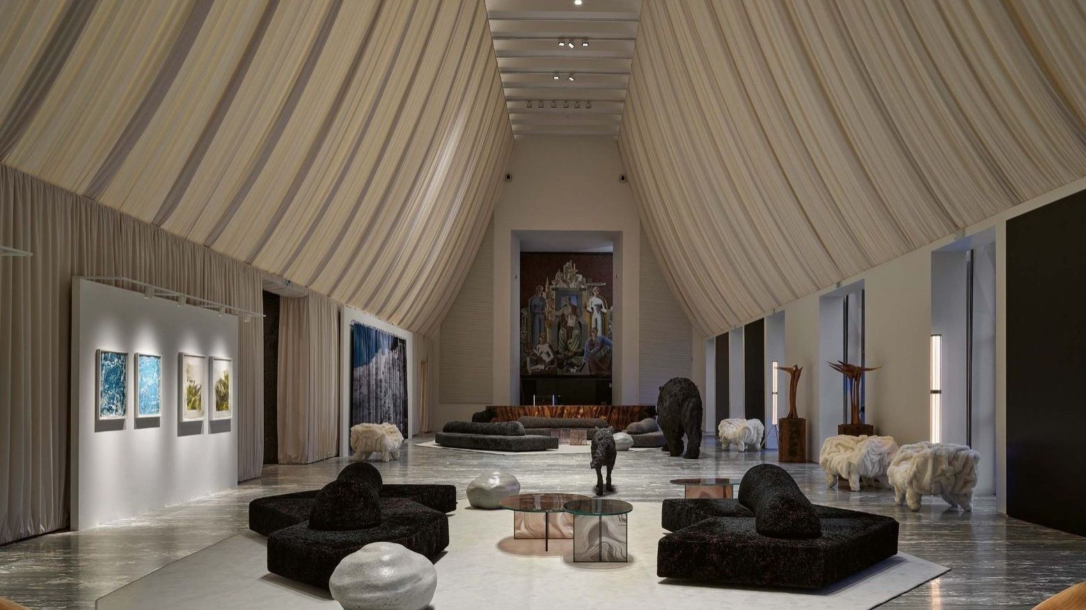  Casa Italia, Triennale di Milano. Il Salone d&rsquo;Onore accoglie gli ospiti nazionali e internazionali in un&rsquo;atmsofera ispirata al paesaggio montano. 