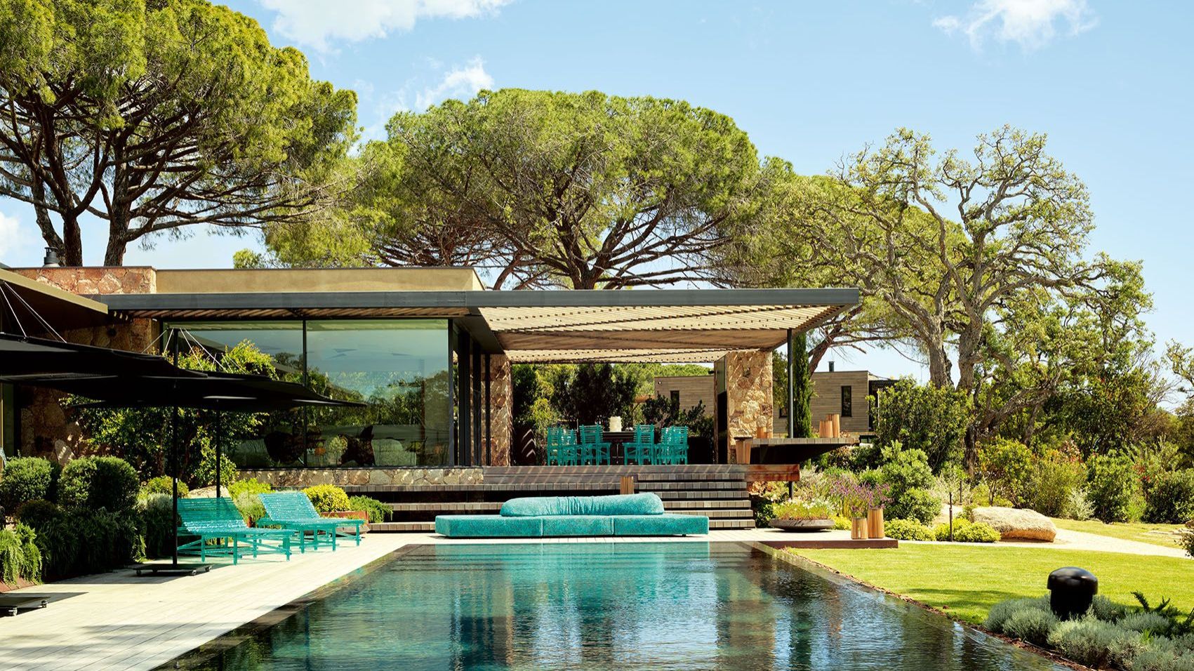   On the Rocks Outdoor und A&rsquo;mare.  Das mit dem Stoff Every Stone Amazonite bezogene Sofa sowie die Outdoor-M&ouml;belkollektion spiegeln das Licht und die Farben der Pools wider. 