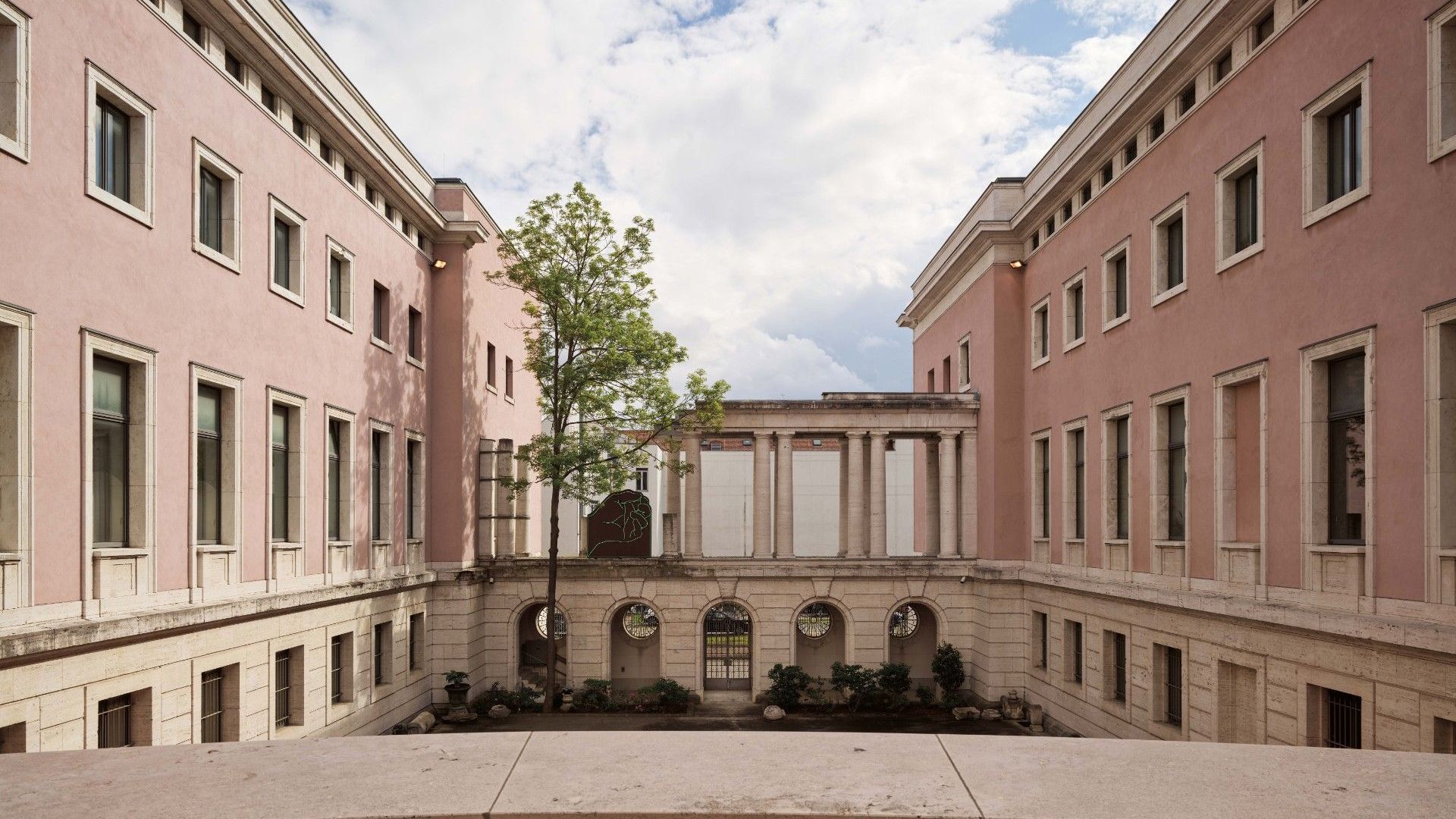  Il cortile interno dell&rsquo;edificio neoclassico che ospita l&rsquo;Ambasciata d&rsquo;Italia a Berlino. 