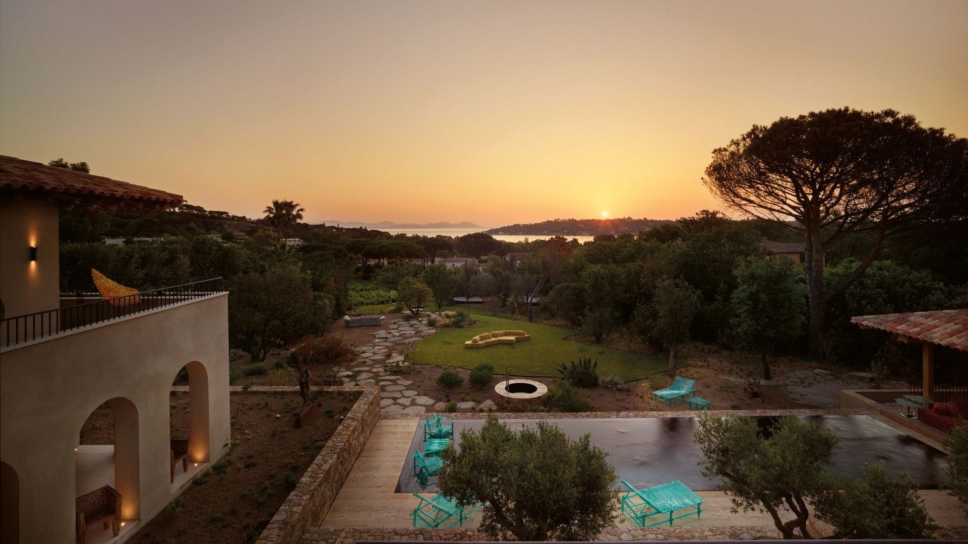  Il giardino della villa all&rsquo;alba. Le collezioni outdoor Edra ammIrano la luce del sole e il paesaggio. 