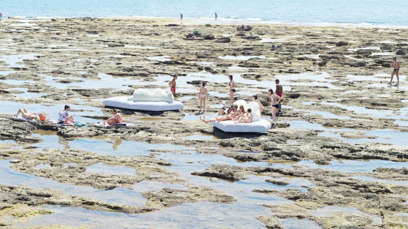  Pack. il divano fotografato da Massimo Vitali sugli scogli dell&rsquo;Accademia Navale a Livorno. 

 &nbsp; 