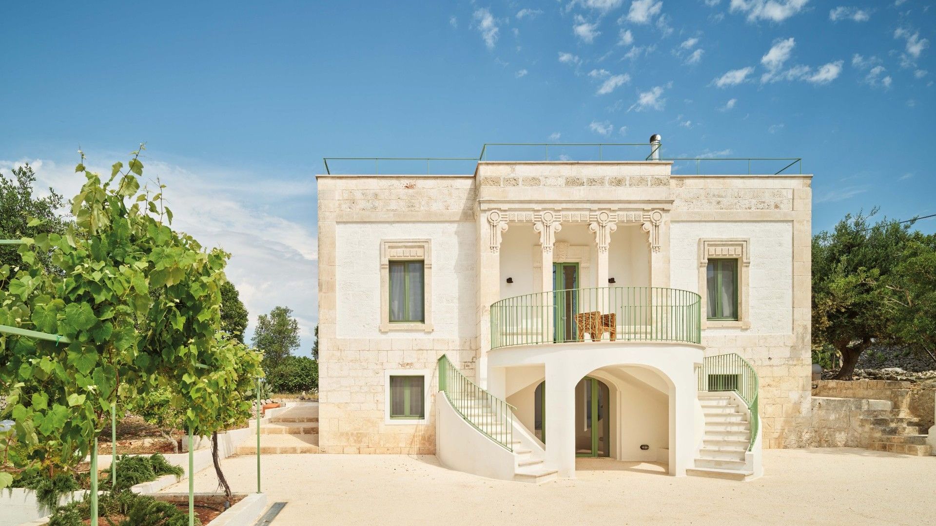  La villa Liberty nella campagna di Ostuni, immersa nella macchia mediterranea. 