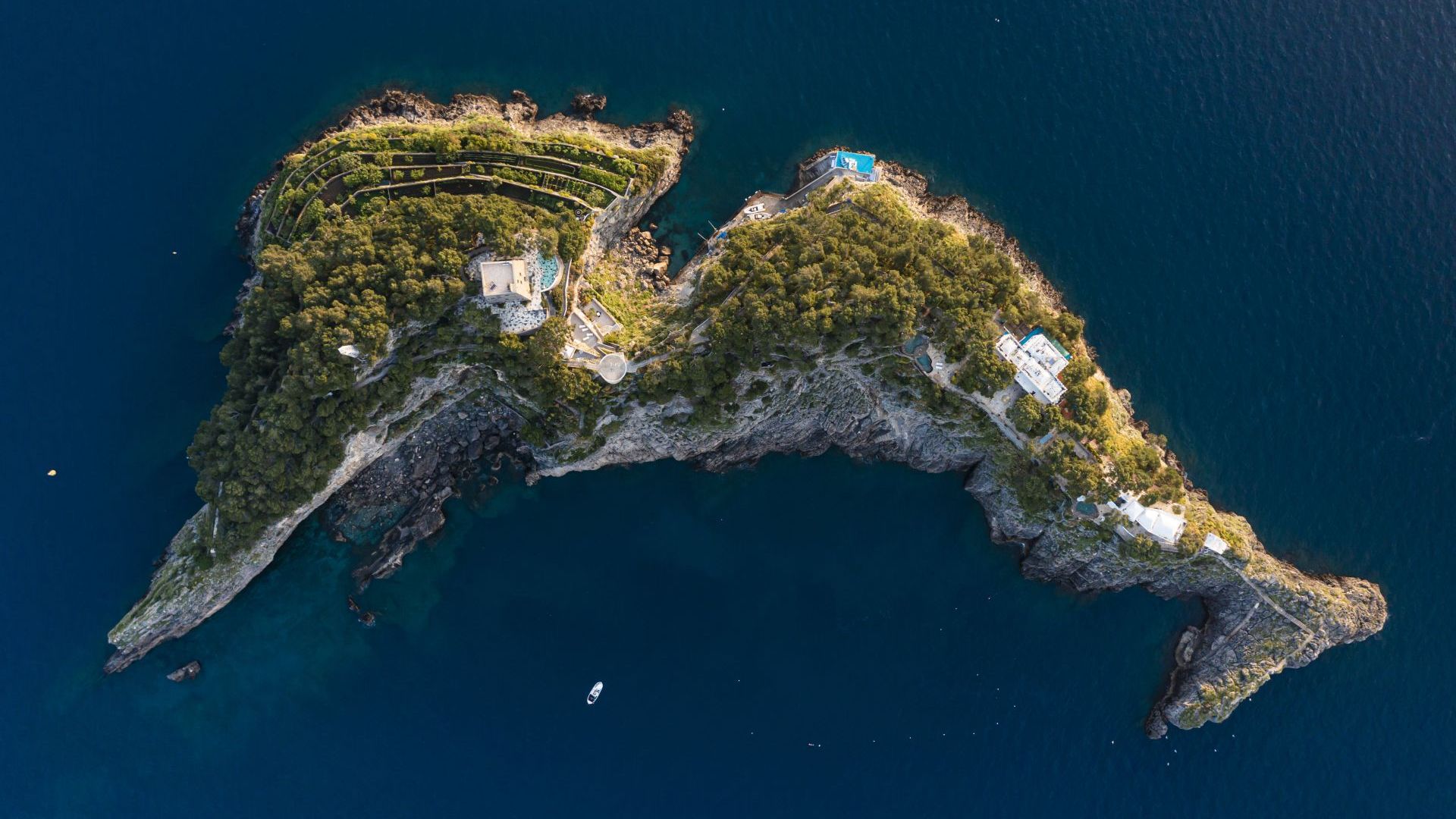  L&rsquo;arcipelago Li Galli. Veduta aerea dei tre isolotti denominati Gallo Lungo, il pi&ugrave; grande, con la silhouette di un delfino, La Rotonda e La Castelluccia. 