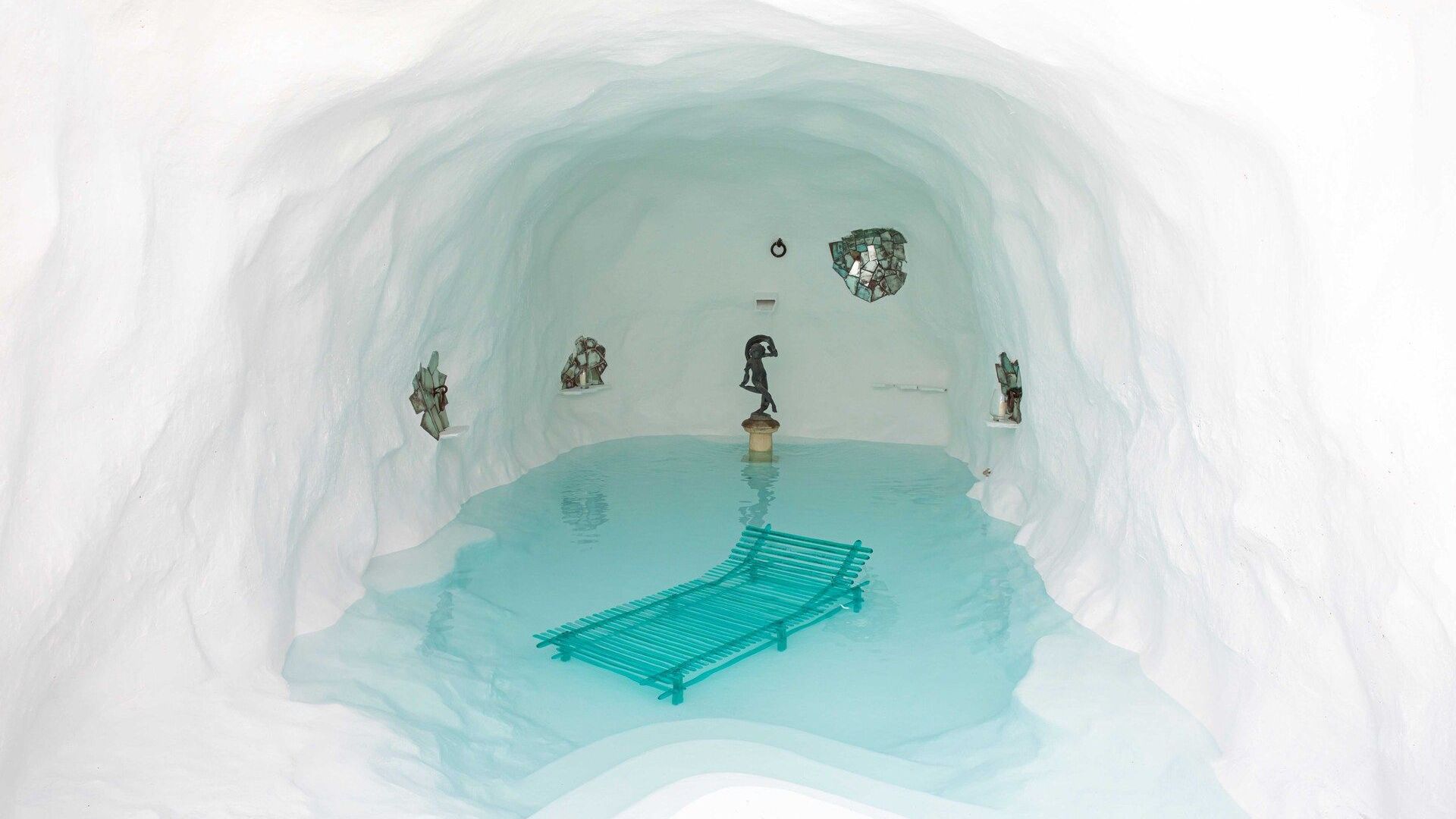   A&rsquo;mare . Il lettino della collezione di Jacopo Foggini immerso nella vasca realizzata dall&rsquo;artista Savvas Laz per il progetto della Grotta, nell&rsquo;approdo dell&rsquo;isola Li Galli. 