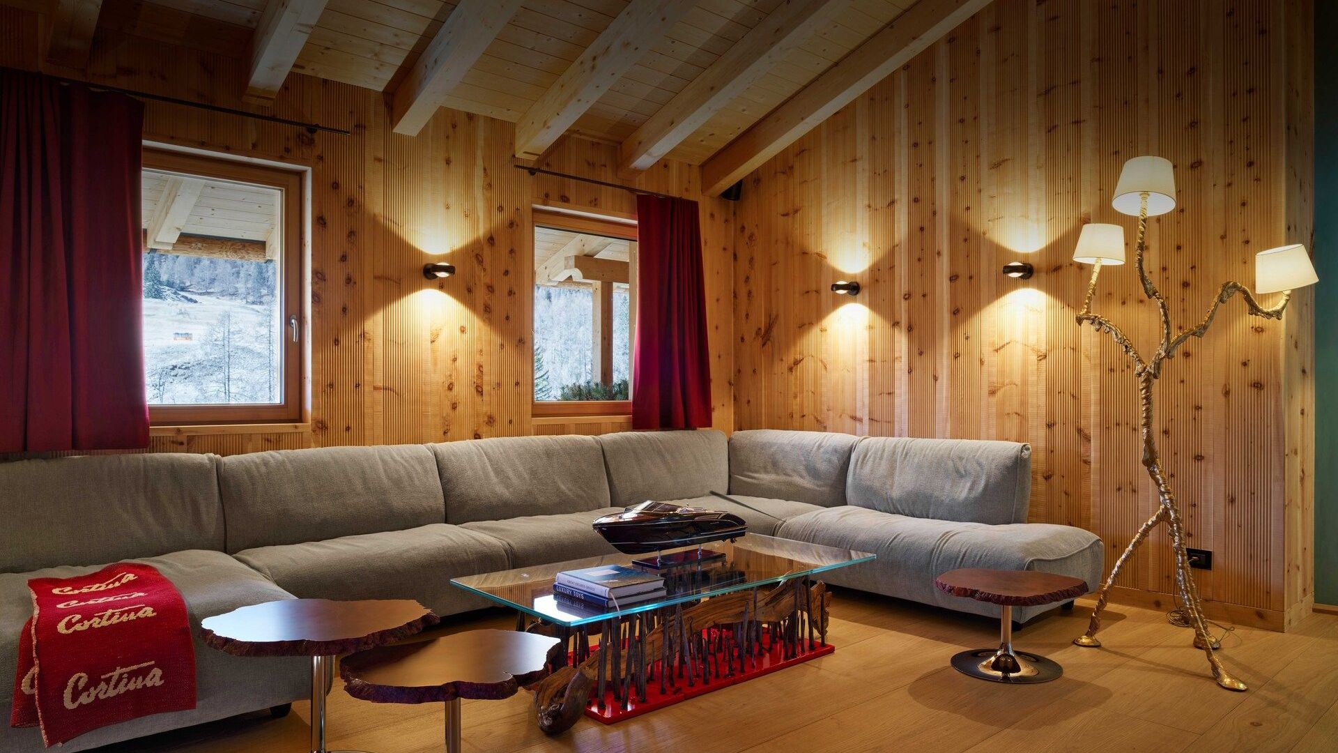   Grande Soffice  e&nbsp; Cicladi . Il divano di Francesco Binfar&eacute; in composizione angolare all&rsquo;interno del living dello Chalet Serge insieme ai tavolini e alla lampada di Jacopo Foggini. 