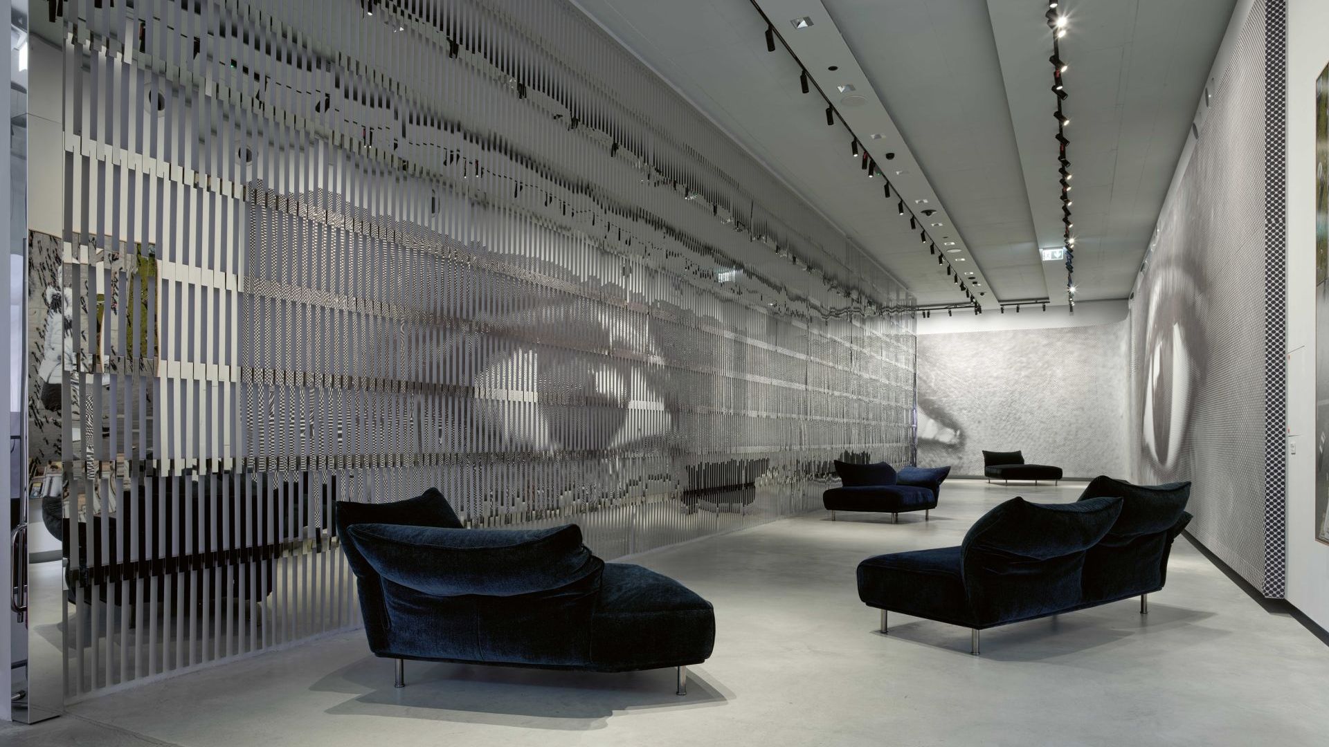   Standalto  In the large entrance gallery of the museum with installation of the exhibition &ldquo;Jr. D&eacute;plac&eacute; &middot; e &middot; s ". 