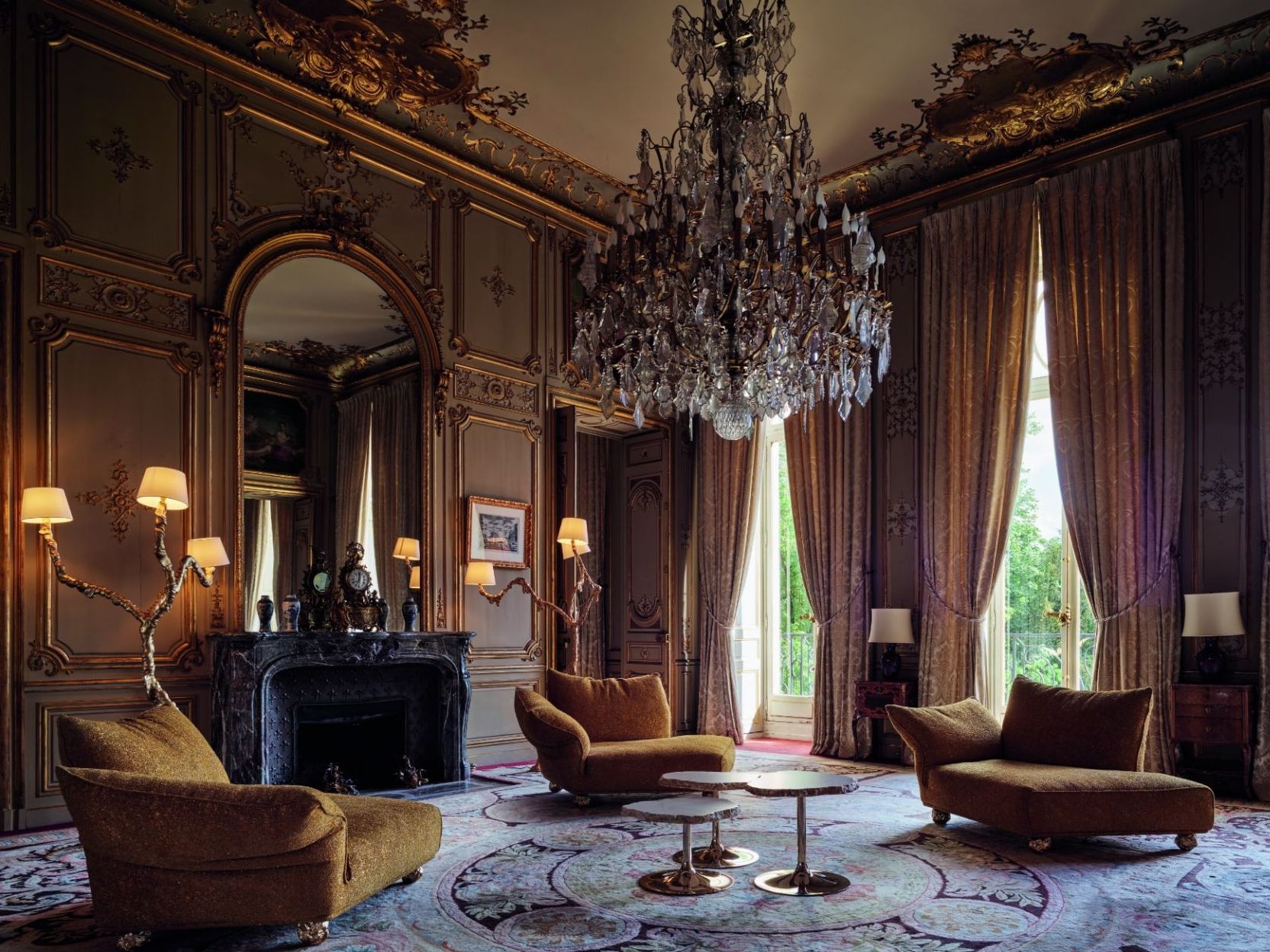  Standway, Ines e Cicladi. Tre chaise longue del divano con piede Pepita e rivestimento Pure Gold della collezione Minerals, insieme alla lampada dorata e ai tavoli di alabastro, arredano il prezioso Salone delle Allegorie. 