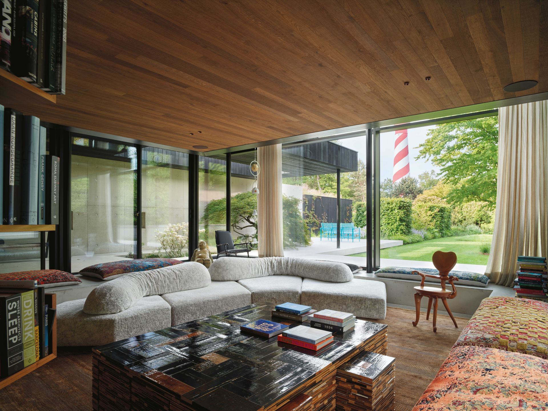   On the Rocks.  Il divano apre, nel soggiorno della villa, una visuale a 360 gradi sul paesaggio. Insieme le opere di Maarten Baas, Piet Hein Eek e Anton Gaud&igrave;. 