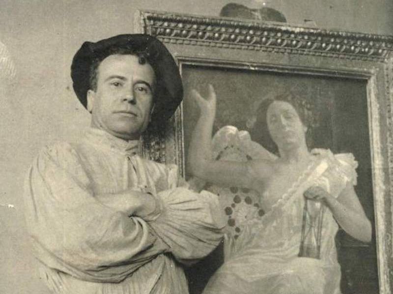  Icilio Federico Joni. Il pittore ritratto di fronte a una delle sue opere. 