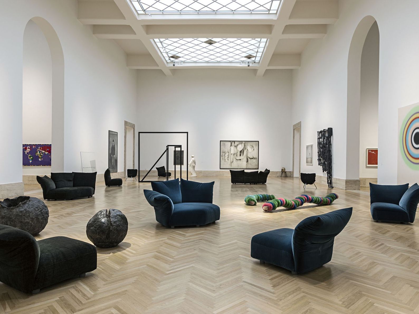  La Galleria Nazionale. 

 I prodotti Edra dialogano con le prestigiose opere della Galleria Nazionale di Arte Moderna e Contemporanea 

 dentro la mostra Time is Out of Joint, l&rsquo;allestimento voluto dalla Direttrice Cristina Collu. 