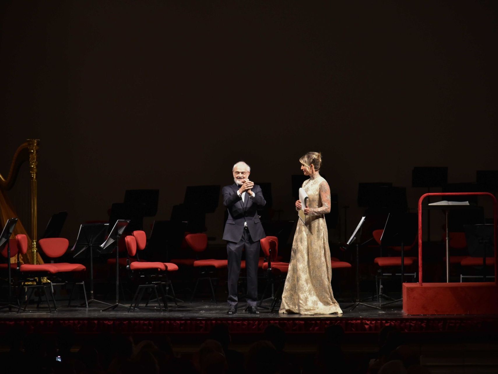  Teatro alla Scala. Alcuni scatti della Serata d&rsquo;Onore. Nella pagina precedente gli ospiti in sala. In questa pagina la chiusura del concerto con una proiezione delle opere di Giovanni Gastel. Nella pagina seguente un frame della videointervista a Francesco Binfar&eacute;. 
