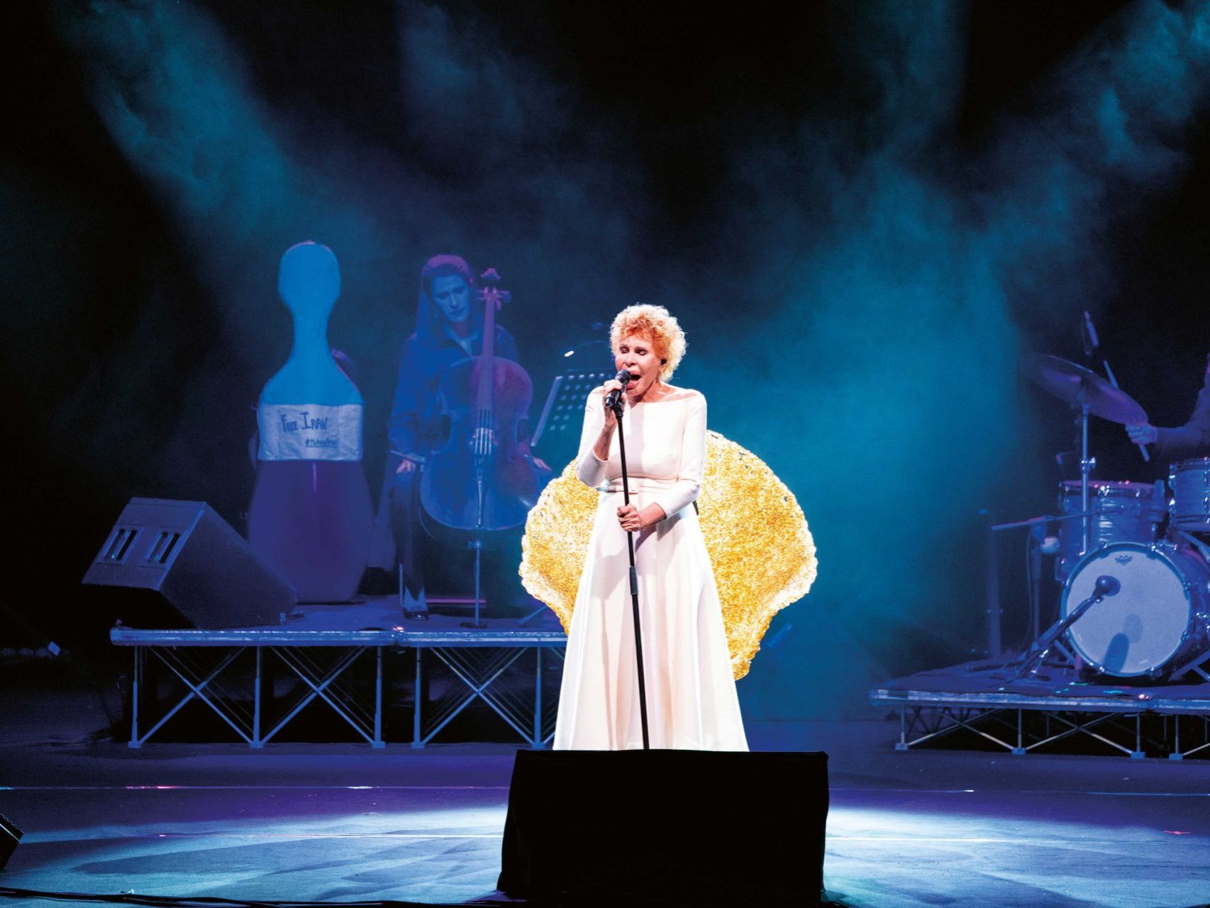 Ornella Vanoni insieme alla poltrona Margherita sul palco dei concerti &ldquo;Le donne e la musica&rdquo;, importante tour italiano tra il 2022 e 2023. 