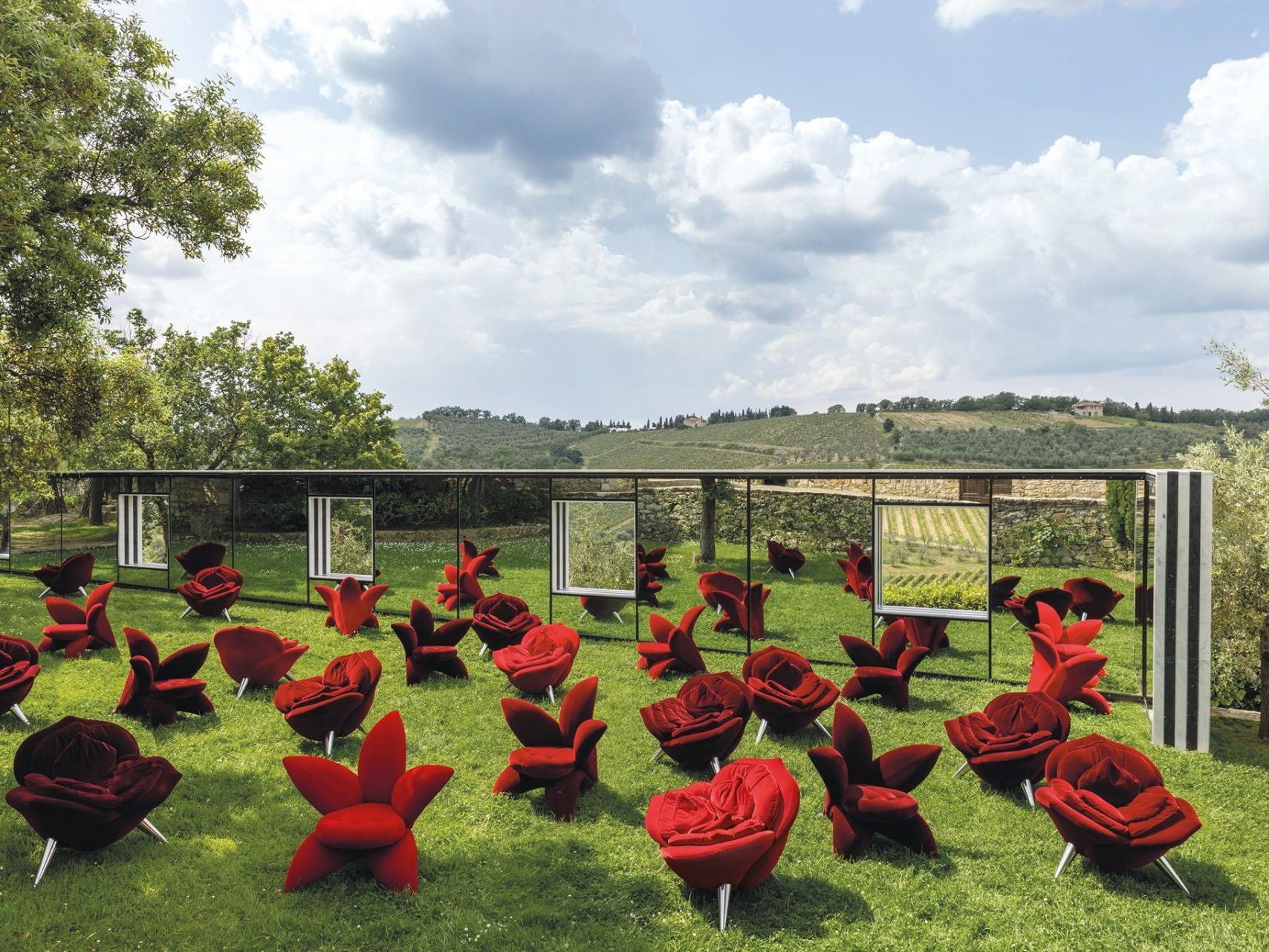   Rose Chair  e&nbsp; Getsuen  fiorisce nel giardino dell&rsquo;opera &ldquo;Sulle vigne: punti di vista&rdquo; di Daniel Buren: un salone delle feste a cielo aperto da cui ammirare il paesaggio. 