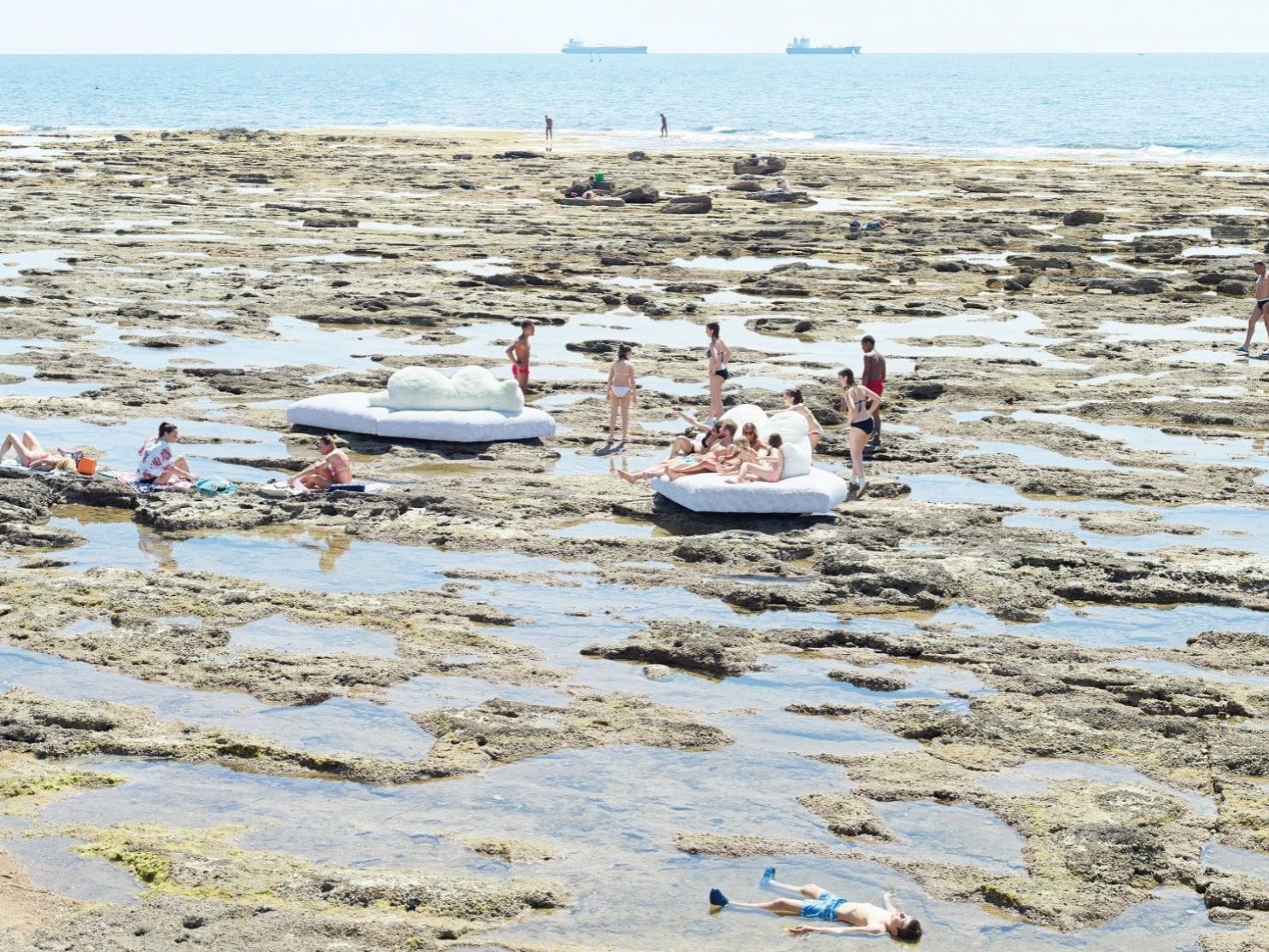  Pack. il divano fotografato da Massimo Vitali sugli scogli dell&rsquo;Accademia Navale a Livorno. 

 &nbsp; 
