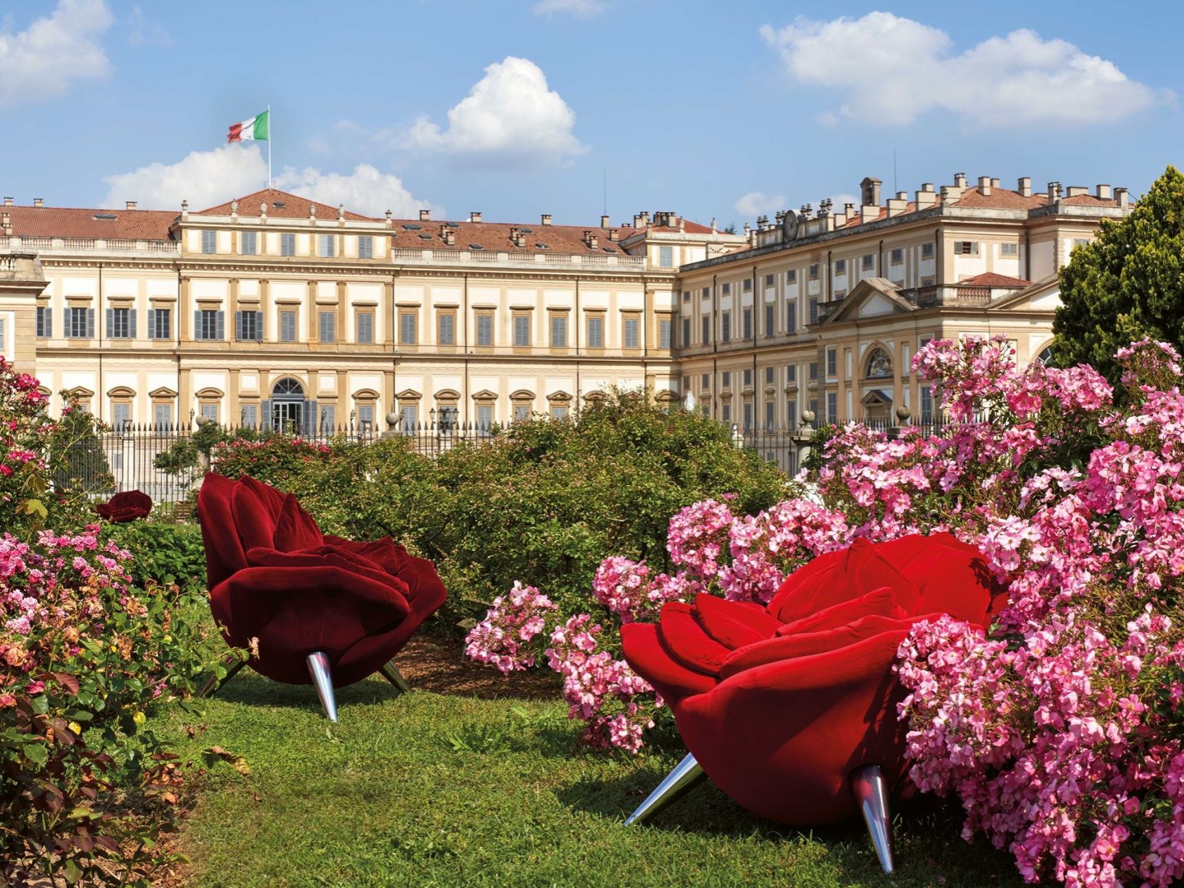   Rose Chair.  Le poltrone fioriscono tra le quattromila variet&agrave; di rose nell&rsquo;Avancorte di fronte all&rsquo;Orangerie. 