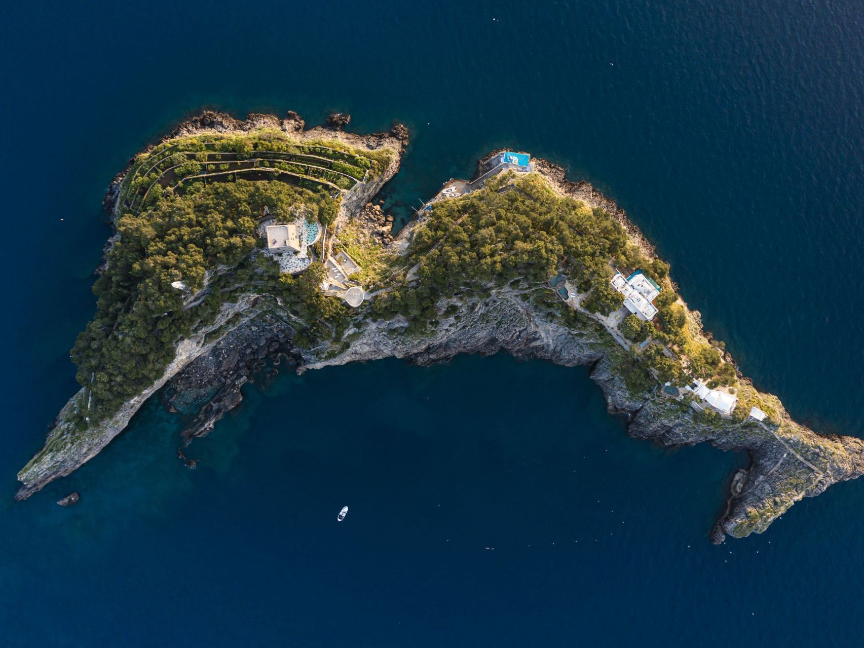  L&rsquo;arcipelago Li Galli. Veduta aerea dei tre isolotti denominati Gallo Lungo, il pi&ugrave; grande, con la silhouette di un delfino, La Rotonda e La Castelluccia. 
