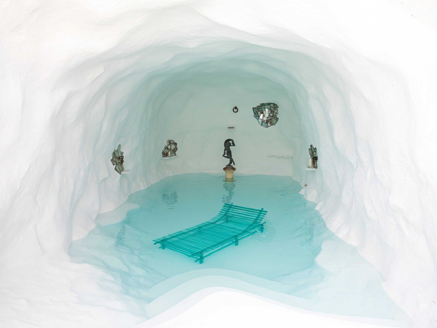   A&rsquo;mare . Il lettino della collezione di Jacopo Foggini immerso nella vasca realizzata dall&rsquo;artista Savvas Laz per il progetto della Grotta, nell&rsquo;approdo dell&rsquo;isola Li Galli. 
