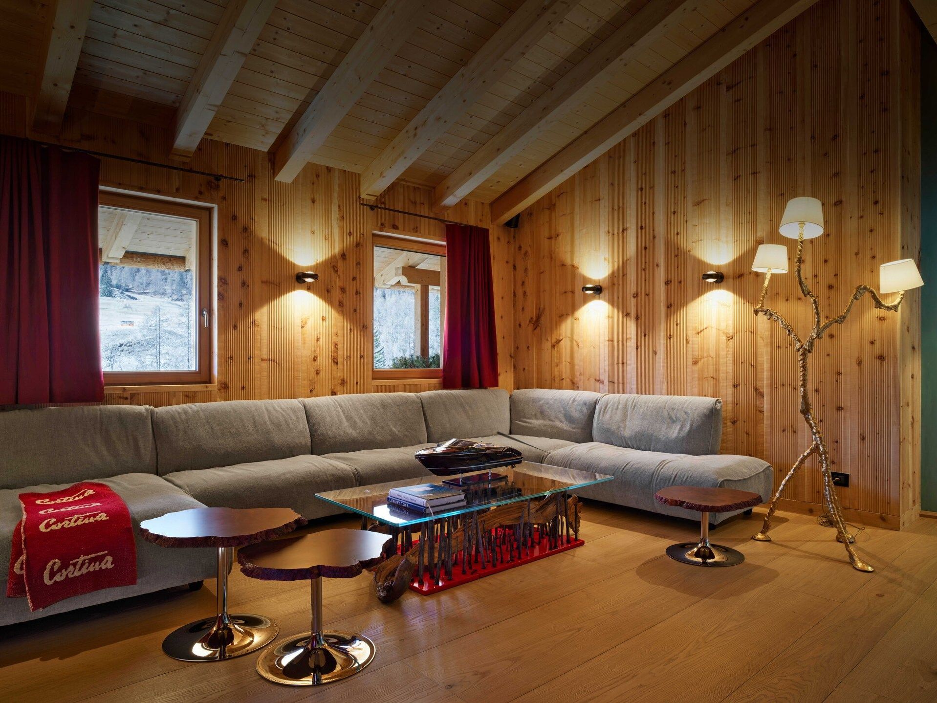   Grande Soffice  e&nbsp; Cicladi . Il divano di Francesco Binfar&eacute; in composizione angolare all&rsquo;interno del living dello Chalet Serge insieme ai tavolini e alla lampada di Jacopo Foggini. 