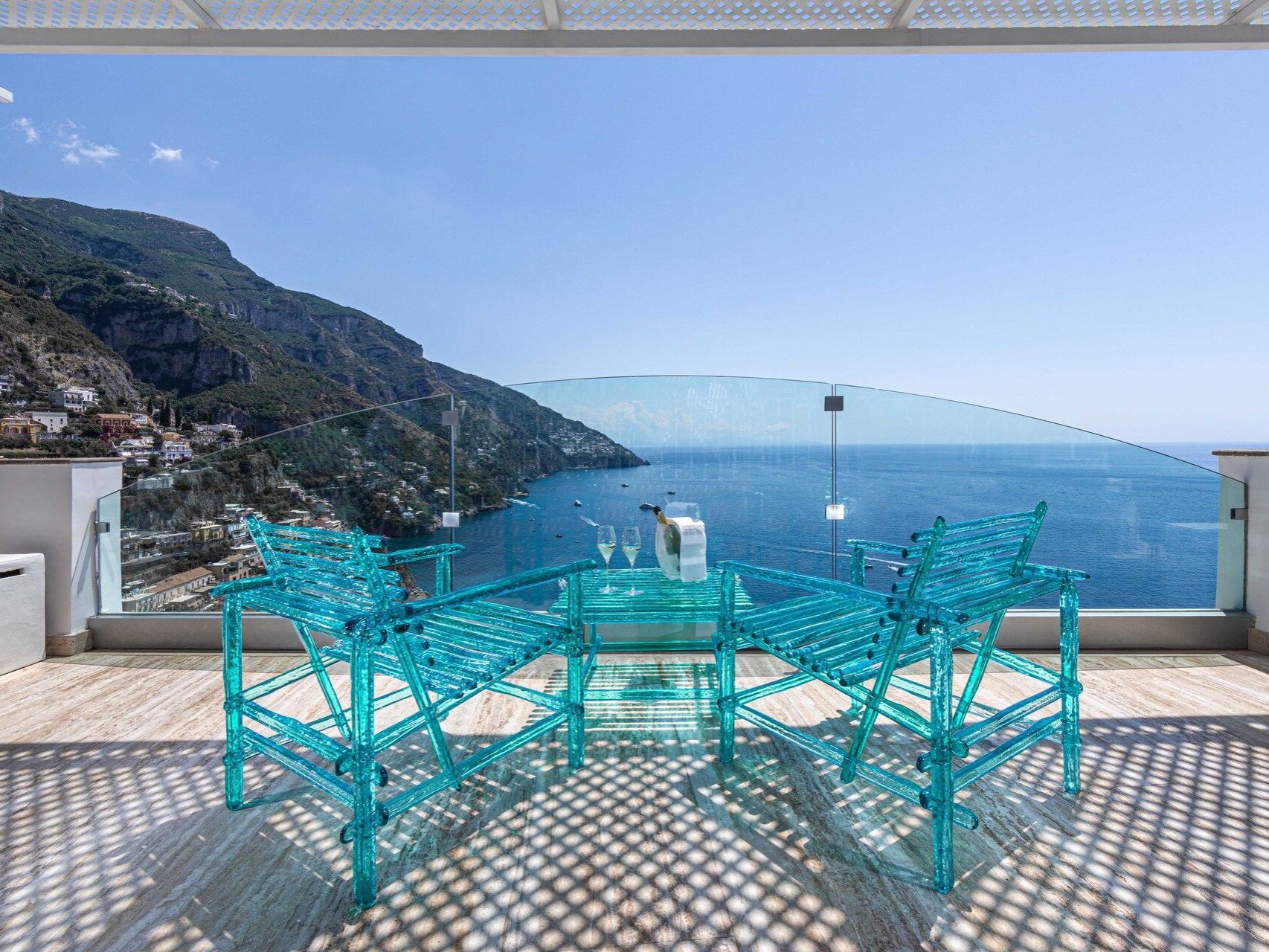   A'mare . La collezione di Jacopo Foggini sulle terrazza dell&rsquo;Hotel Villafranca a Positano. 