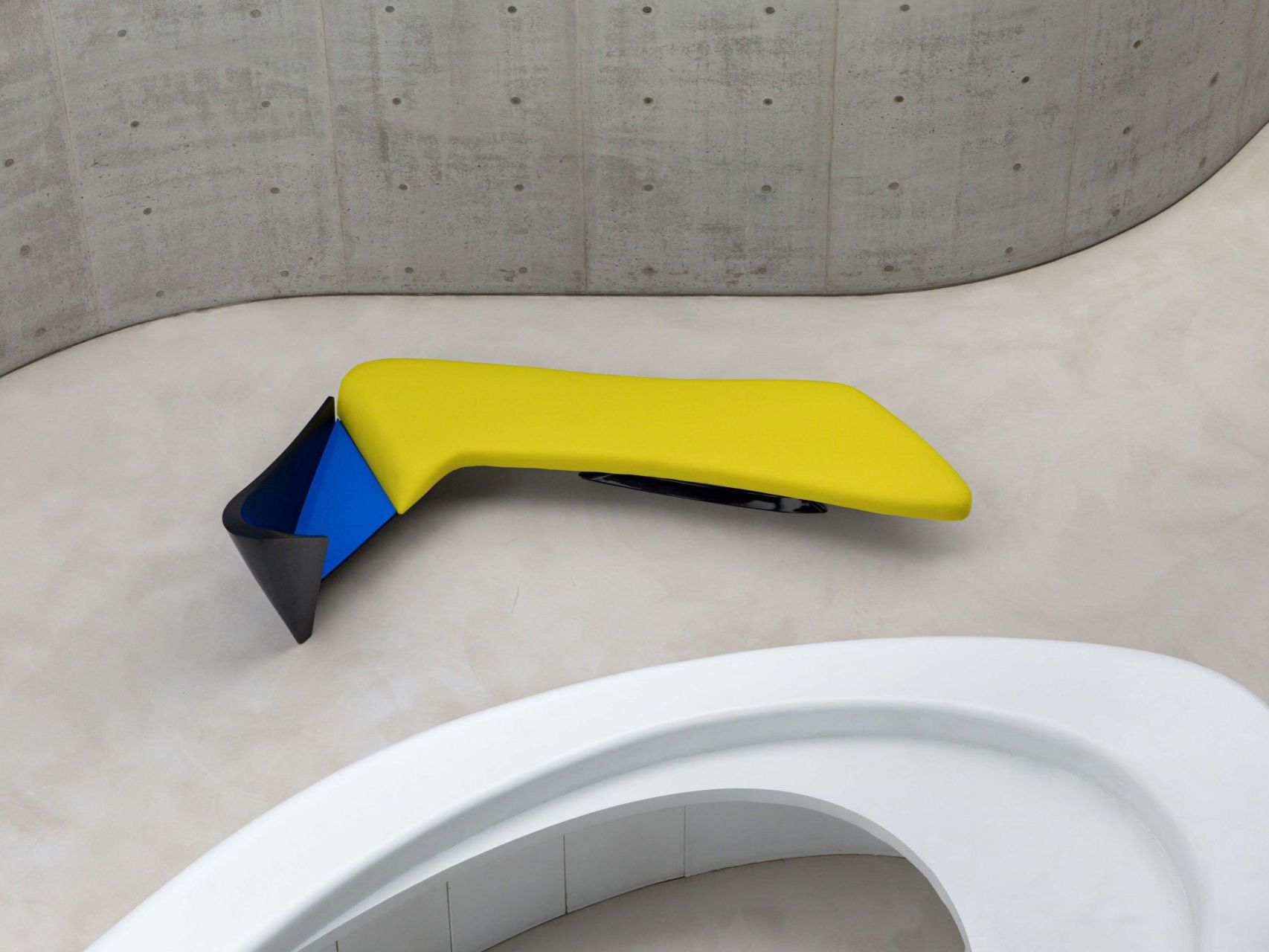  Wavy. Il divano di Zaha Hadid fotografato all&rsquo;interno del MAXXI. 