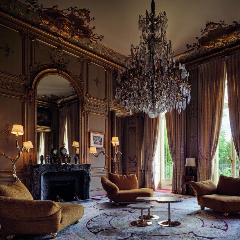  Standway, Ines e Cicladi. Tre chaise longue del divano con piede Pepita e rivestimento Pure Gold della collezione Minerals, insieme alla lampada dorata e ai tavoli di alabastro, arredano il prezioso Salone delle Allegorie. 