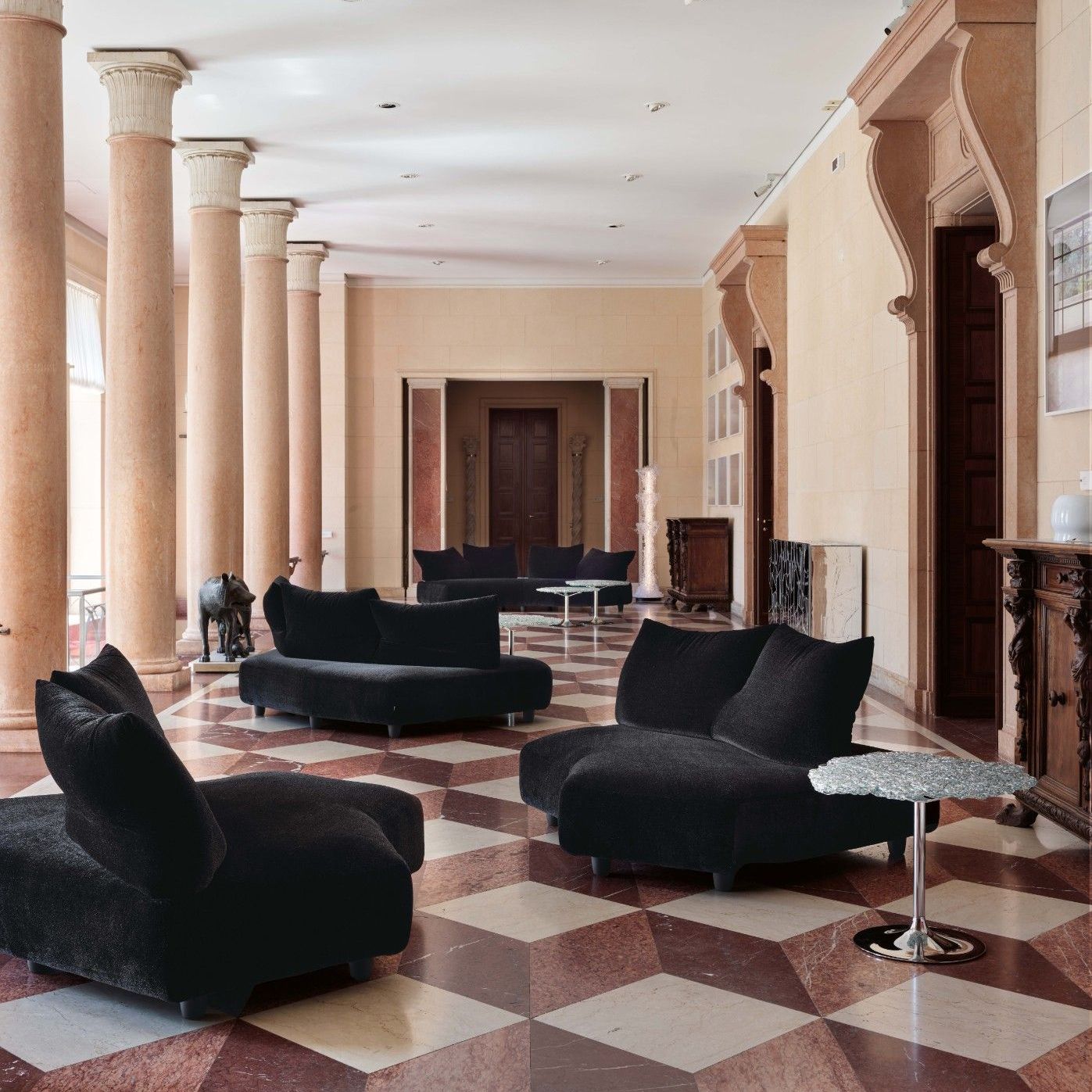  Anywhere, Diamante, Dilly, Scrigno. 
Le sedute in Tasty Soft, i tavoli, il contenitore e la lampada in argento nella galleria colonnata del piano nobile. 