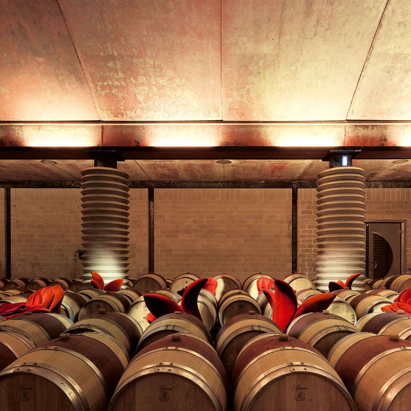 Getsuen e Rose Chair evocano la tonalit&agrave; del vino con le sfumature intense del rosso. 