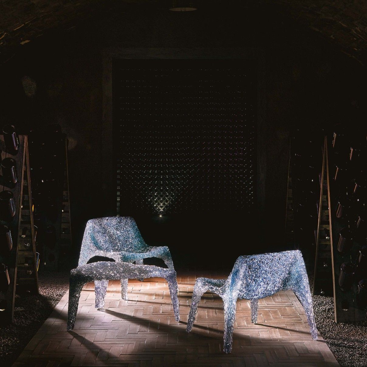  Veronica. La collezione di poltrone e tavoli nell&rsquo;area del &ldquo;cielo stellato&rdquo; nel tunnel Vintage Collection. 