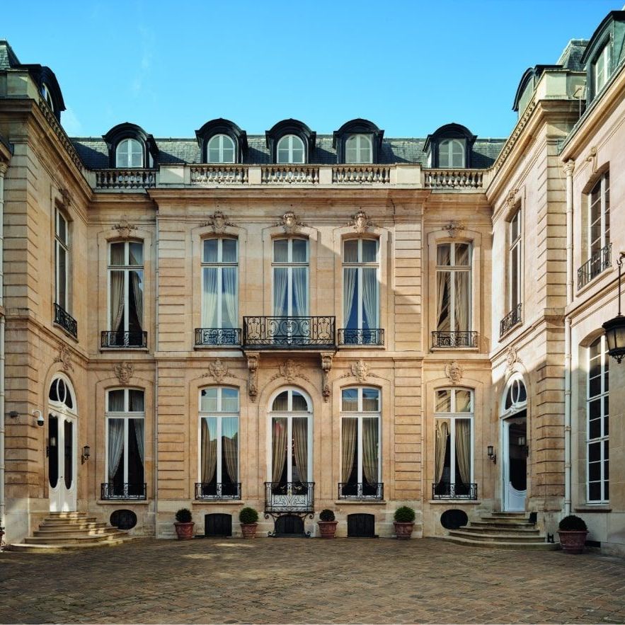  Ambasciata d&rsquo;Italia a Parigi. L&rsquo;ingresso dell&rsquo;H&ocirc;tel de La Rochefoucauld-Doudeauville che ospita la sede della rappresentanza diplomatica. 