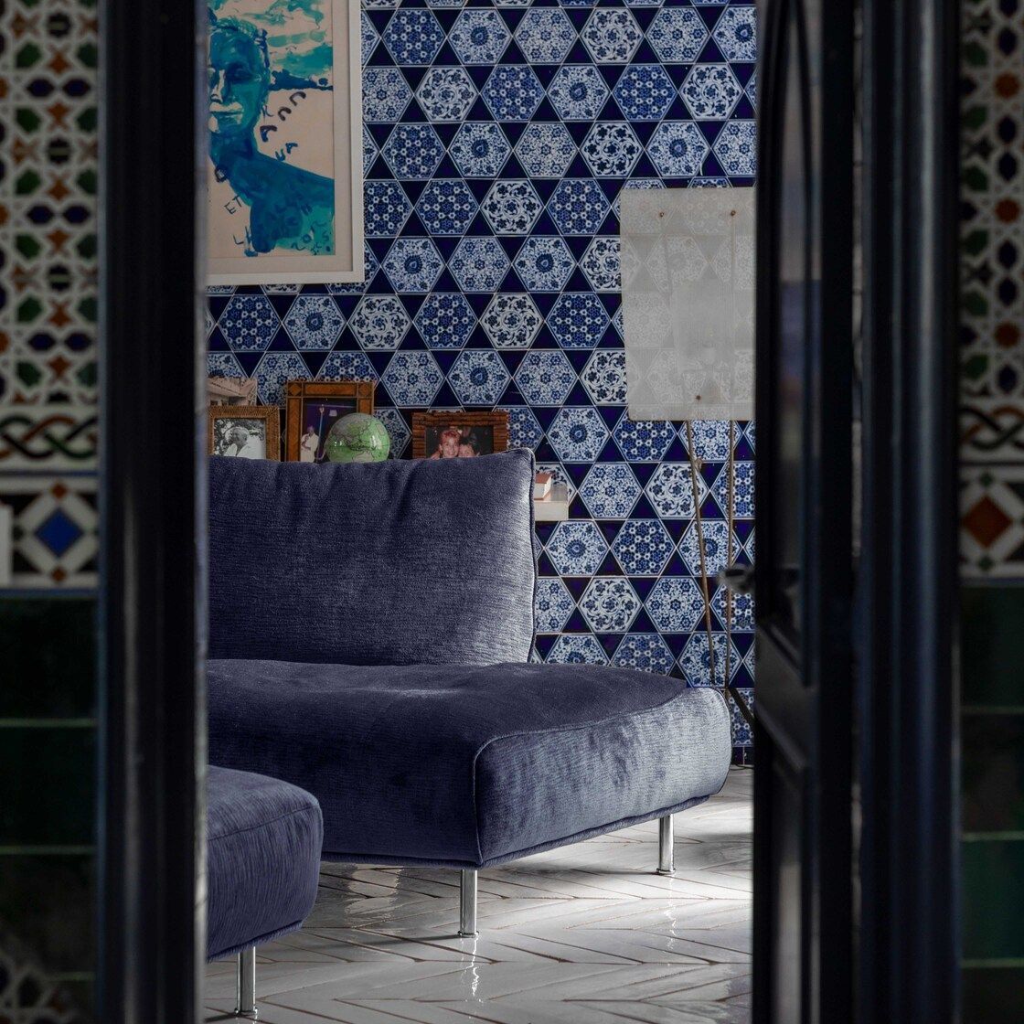   Standalto &nbsp;e  Cicladi . Il divano e i tavolini in una piccola sala della villa rivestita di maioliche &ldquo;blu&rdquo;.&nbsp; 
