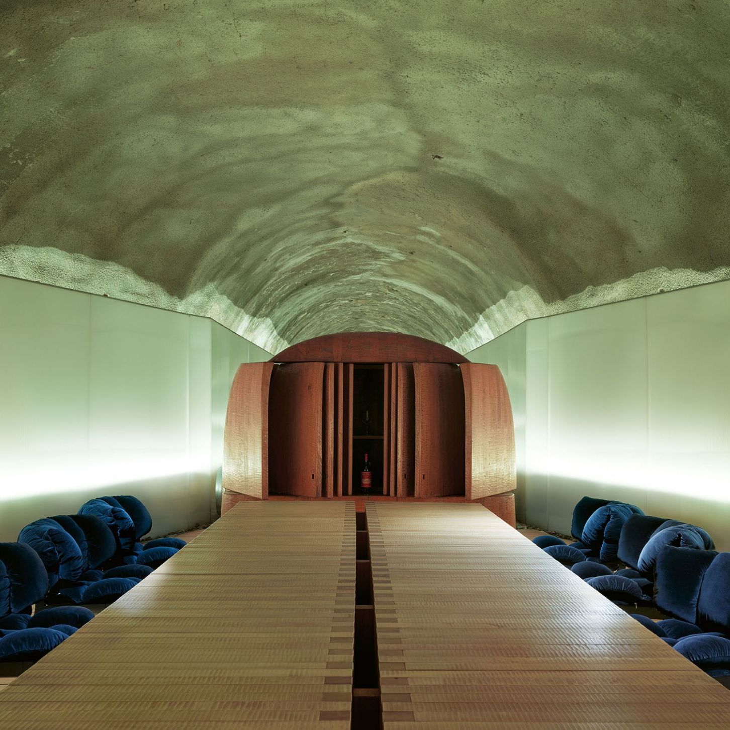  Blue Velvet. Le poltrone fiancheggiano una lunga tavolata in rovere e accolgono 
il visitatore con le loro forme morbide. 
&nbsp; 