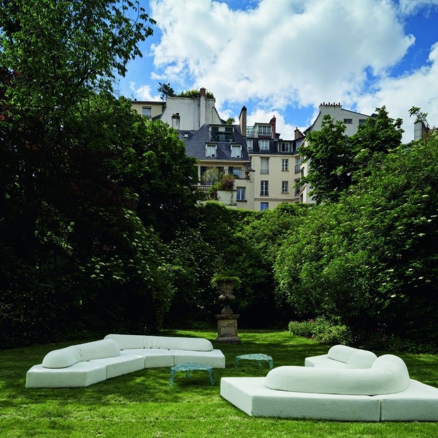  On the Rocks outdoor e Veronica. Il divano bianco rivestito in Every Place e i coffee tables creano un&rsquo;isola nel verde del grande parco dell&rsquo;Ambasciata. 