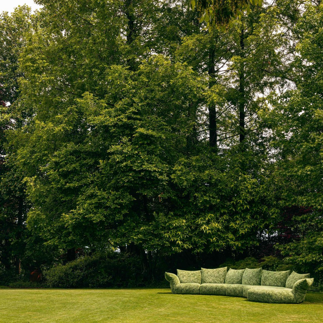  Standard Outdoor. 
Nelle pagine seguenti il divano rivestito in&nbsp;Every Stone Green Alps si mimetizza per texture e colore con la natura del parco. 