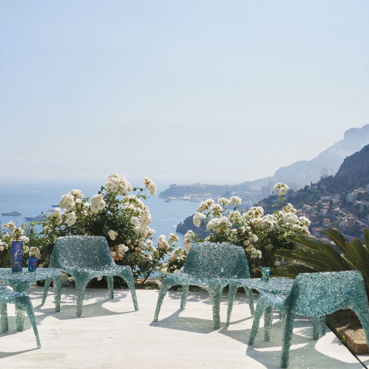   Veronica  arreda tra le rose la terrazza panoramica della villa. 