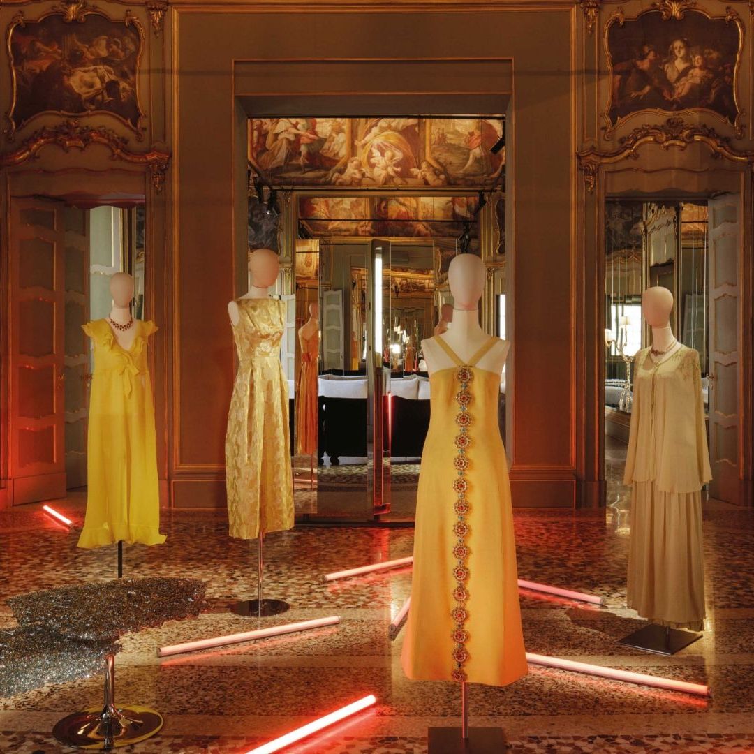  &ldquo;La signora in giallo&rdquo;. Quattro capi della Diva degli anni &rsquo;60 firmati (da sinistra) Christian Dior, Lanvin e Raphaelle Venezia 