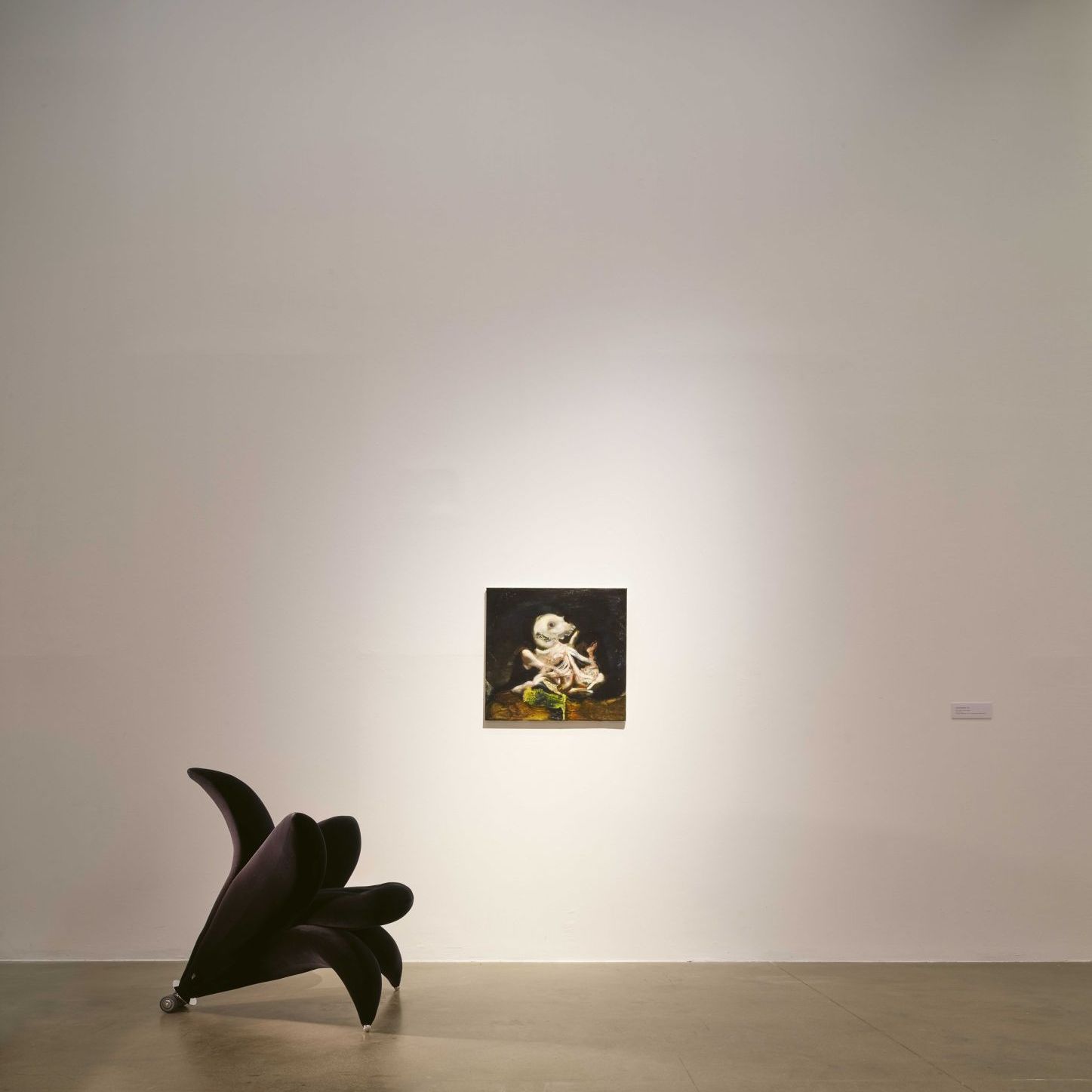   Getsuen  di fronte all&rsquo;opera di Ambera Wellmann &ldquo;Counterclockwise&rdquo; del 2022. Mostra Antipoem @Fondazione Sandretto Re Rebaudengo. 