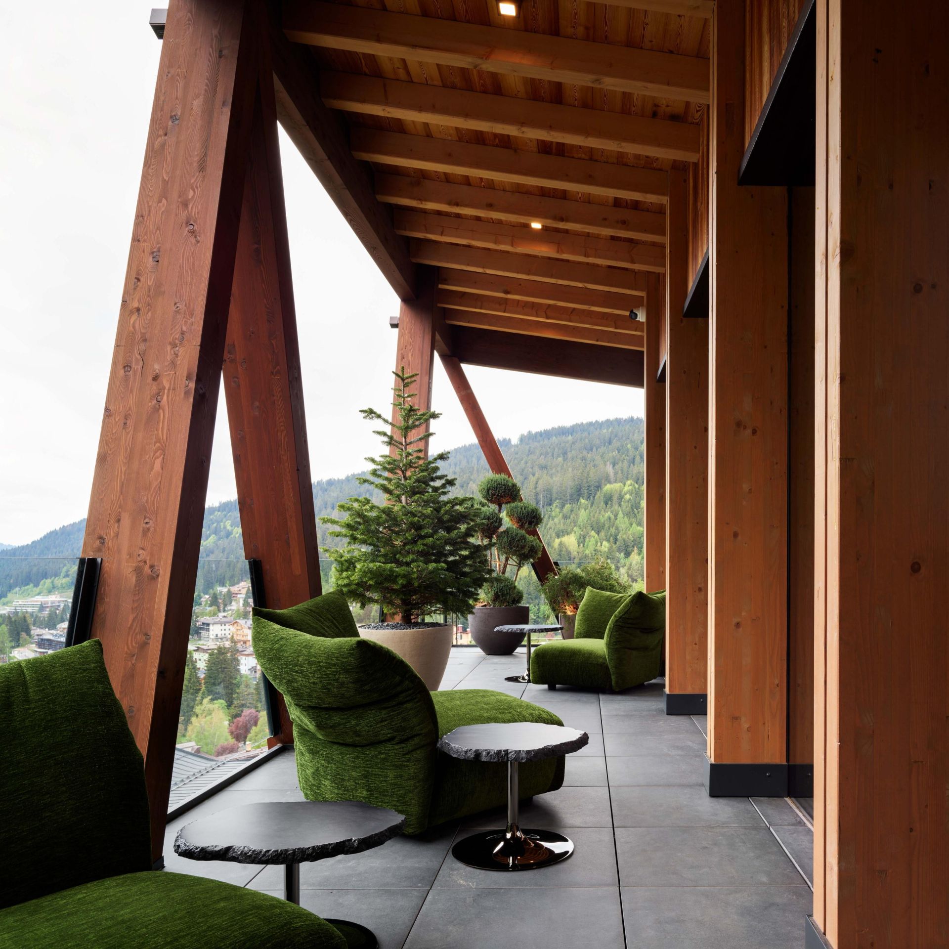  Standard Outdoor  upholstered in Every Place in the moss colour furnishes the loggia together with  Cicladi . 