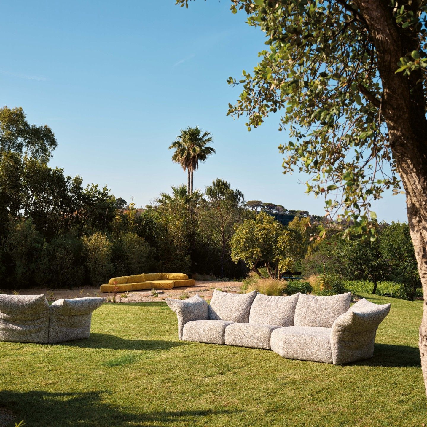  On The Rocks outdoor, Standard outdoor. I divani in Every Stone Royal Yellow e Delicate Cremo disegnano zone di conversazione nel giardino. 
&nbsp; 