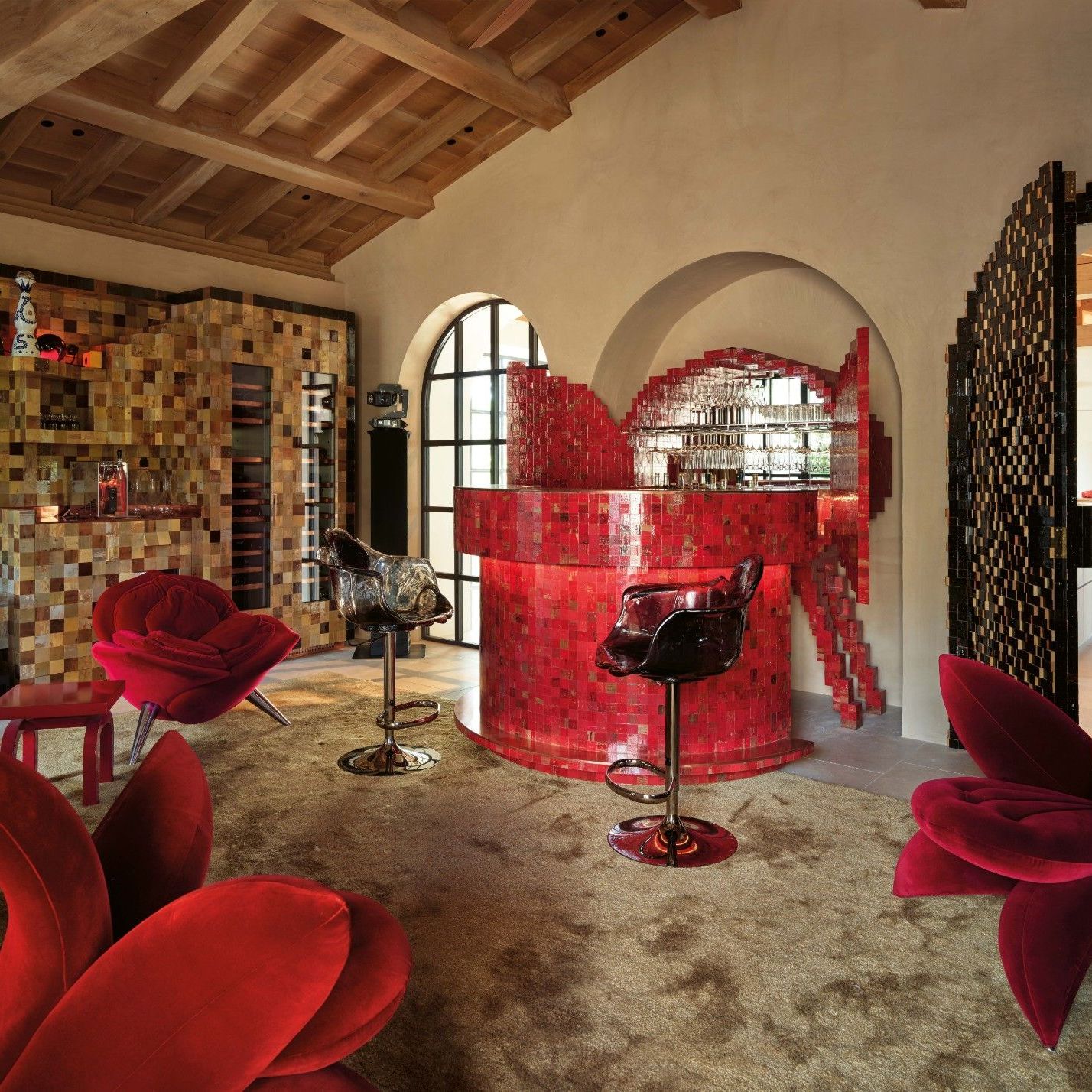  Ella, Flowers Collection. Gli sgabelli in antracite e le poltrone Getsuen e Rose Chair in Velvet riprendono le tonalit&agrave; dell&rsquo;ambiente. 
