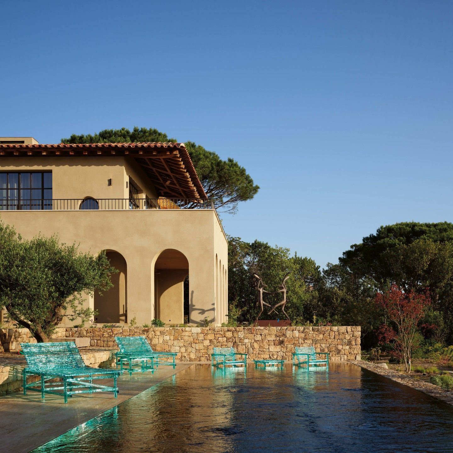  A&rsquo;mare. Lettini prendisole, tavoli e poltrone della collezione outdoor riflettono la luce del sole e i colori della piscina. 