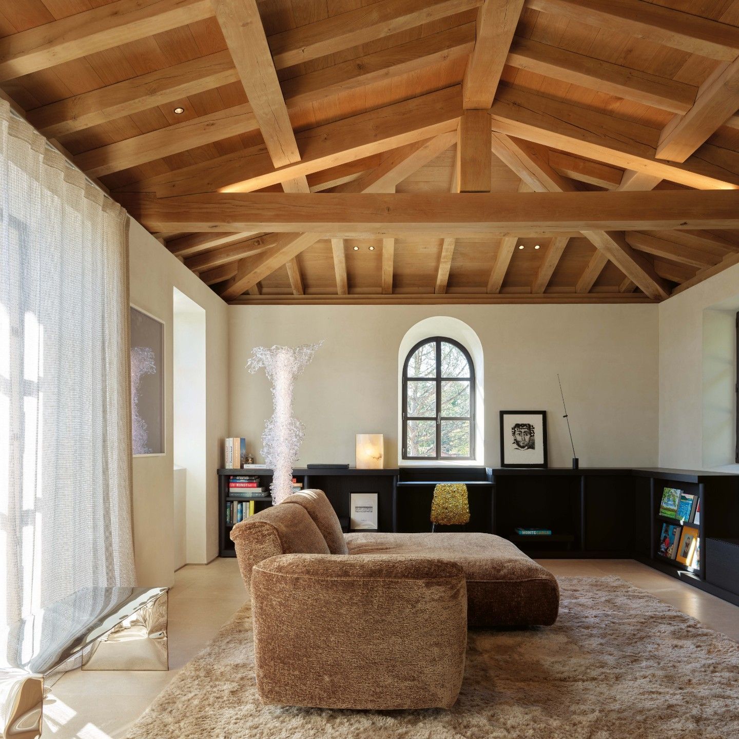  Grande Soffice, Gina, Dilly. Il divano in Soft Nest, la sedia oro e la scultorea lampada da terra disegnano un angolo di conversazione in una delle stanze della villa. 