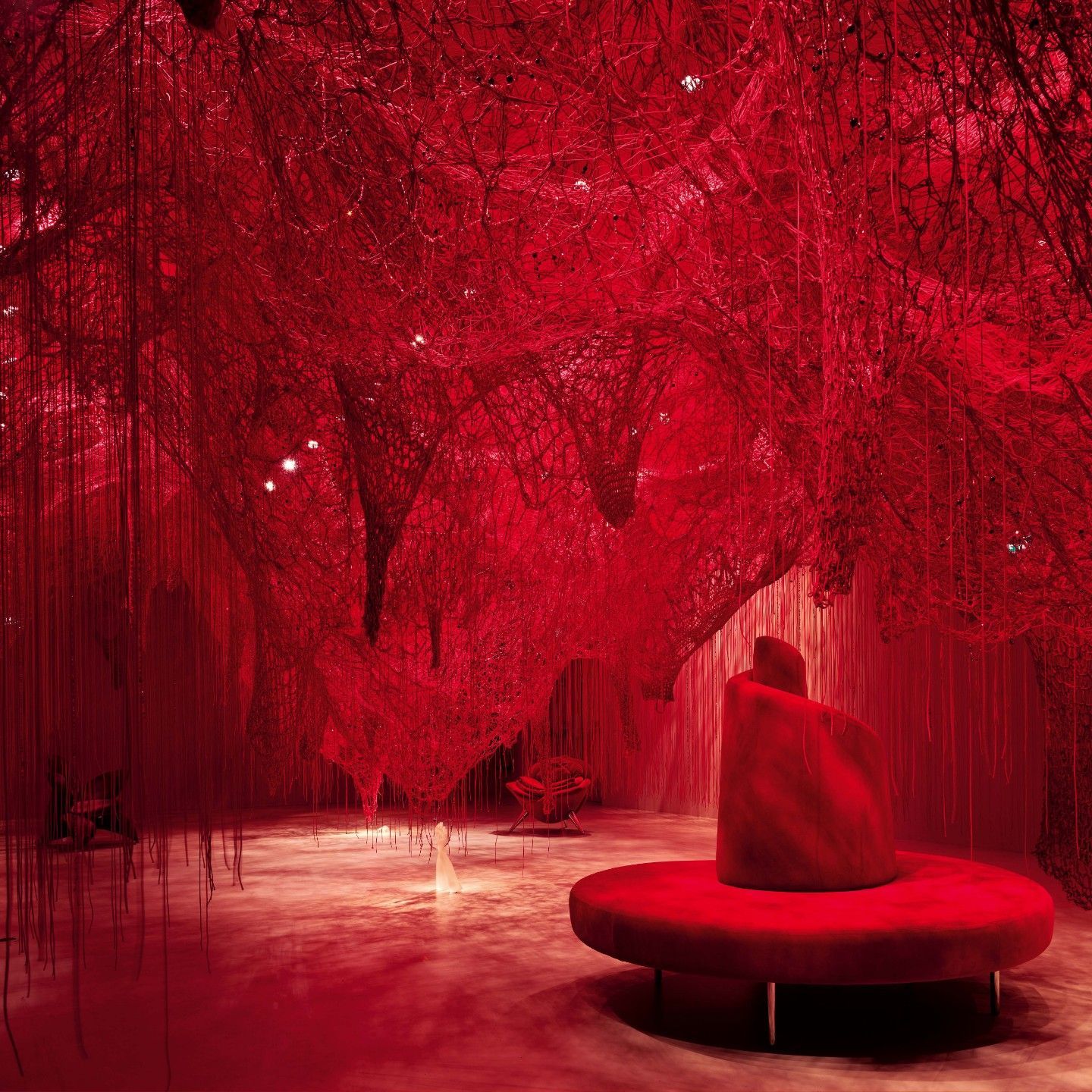  Tatlin. Il divano &egrave; immerso nell&rsquo;opera &ldquo;Crystallizing Identity&rdquo; di Chiharu Shiota. 
