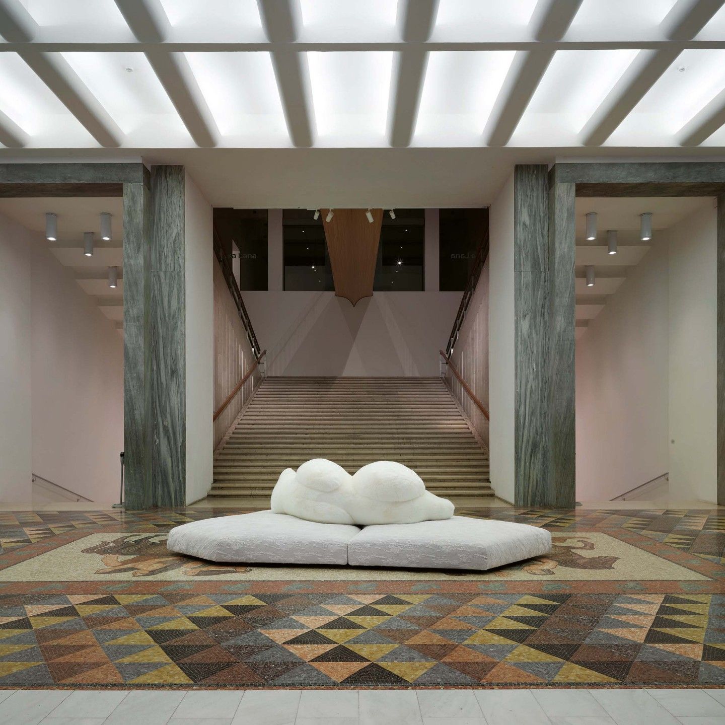  Pack. Al centro dell&rsquo;atrio della Triennale di Milano, il divano Banchisa invita a un momento di sosta davanti alla scalinata monumentale. 